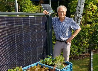 Das Bild zeigt den Arbeitskreissprecher Friedrich Kübler mit einem bifacialen Photovoltaikmodul.