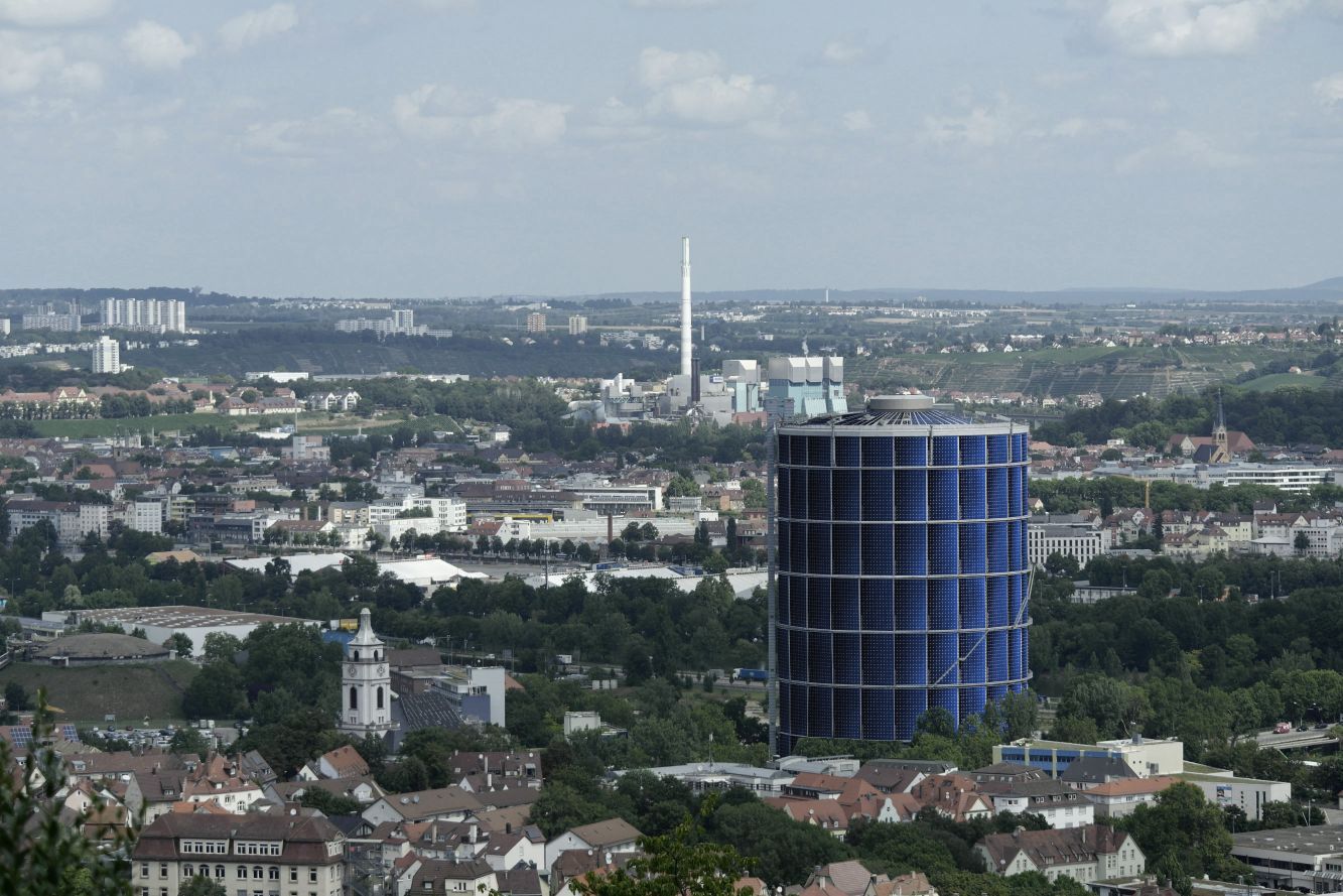 Das Bild zeigt eine Panoramaaufnahme des Stuttgarter Ostens, rechts den Gaskessel mit hineinmontierten Photovoltaikmodulen.