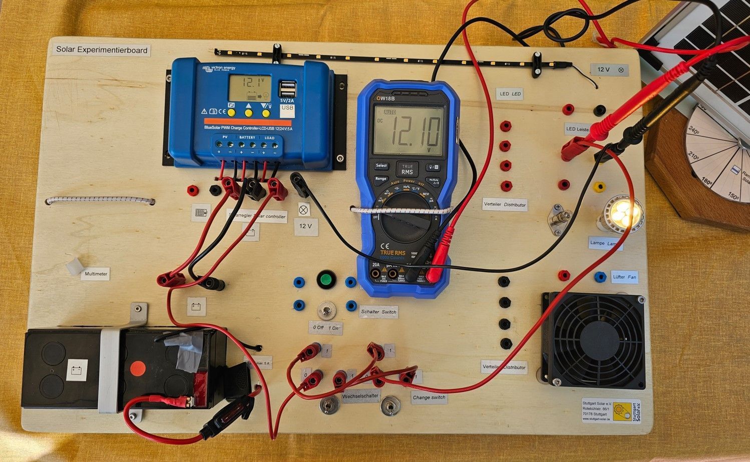 Leicht nachvollziehen, wie Photovoltaik funktioniert mit dem Solar Experimentierboard! Das Bild zeigt ein Solar Experimentierboard mit diversen elektronischen Bauteilen.