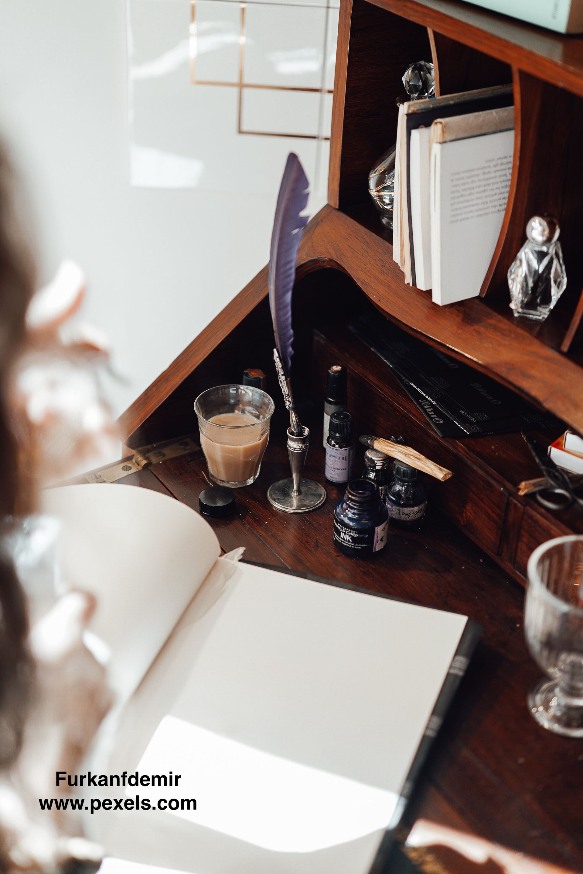 Authors writing desk photographed by Furkfandemir downloaded from www.pexels.com