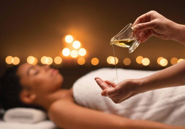 Ölmassage mit wertvollen Ölen für Ihre Haut Thailändische Ölmassage ist eine Ganzkörper Massage und wirkt entspannend auf die Muskulatur. Warmes Öl, angewandt mit einer sanften Massage und Drucktechnik stimuliert die Blutzirkulation und reduziert die Flüssigkeitsansammlung im Bindegewebe und löst Verspannungen der Muskulatur.