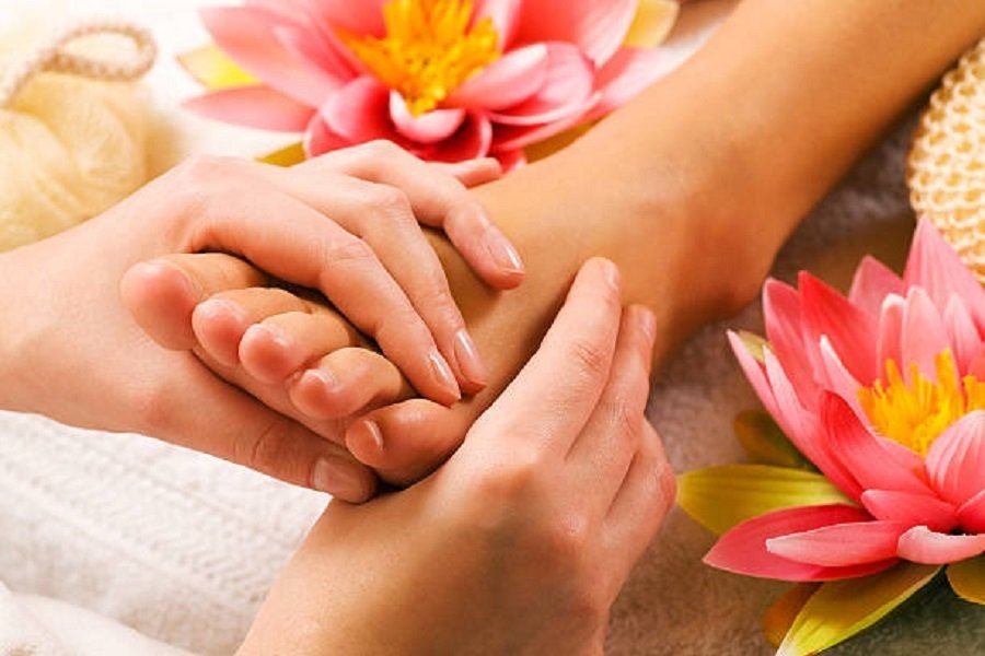 Fußmassage, ein Genuß für Jedermann Bei der Fußmassage werden bestimmte Punkte an den Füßen massiert, um Ihre Blutzirkulation zu stimulieren und die inneren Organe zu aktivieren. Die Fußmassage hilft Ihnen, das Immunsystem zu stärken und kann Selbstheilungskräfte in Ihnen erwecken. Sehr entspannend und Wohltuende Massage.