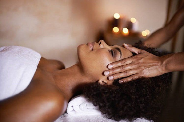Gesicht und Kopfmassage, die Entspannungsmassage ist der Hammer Die Kopf und Gesichtsmassage dient der Entspannung der Gesichtsmuskulatur. Mit leichtem Fingerdrucke wird in kleinen Kreisen massiert, wodurch die Durchblutung der Haut angeregt und die Gesichtsmuskulatur entspannt wird. Die Massage wenn Sie an Kopfschmerz leiden.