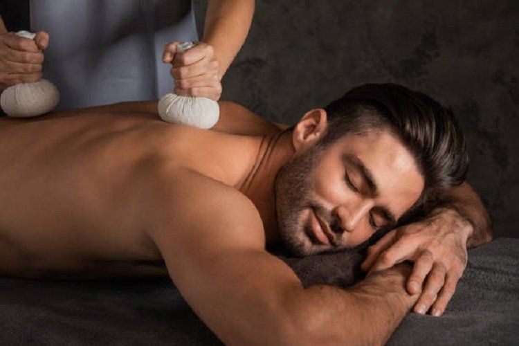 Kräuterstempel Massage, Wohlbefinden der besonderen Art Eine Kräuterstempelmassage ist eine traditionelle Massagetechnik. Mittels Kräutern, Blüten und Sesam gefüllten Baumwollsäckchen wirken die Essenzen und Aromen während der Wellness Massage positiv auf Körper und Geist. Wählen Sie diese Massage, wenn Sie Ihrem Körper etwas Gutes gönnen möchten.