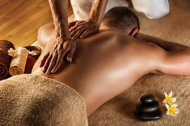 Bei dieser Massage werden speziell die Bereiche Rücken, Nacken und Schulter auf traditionelle Art behandelt. Dadurch lösen sich Muskelverspannungen und der Druck auf die Wirbelsäule wird reduziert. Diese Massage ist besonders Empfehlenswert, wenn Sie unter Rückenschmerzen leiden.