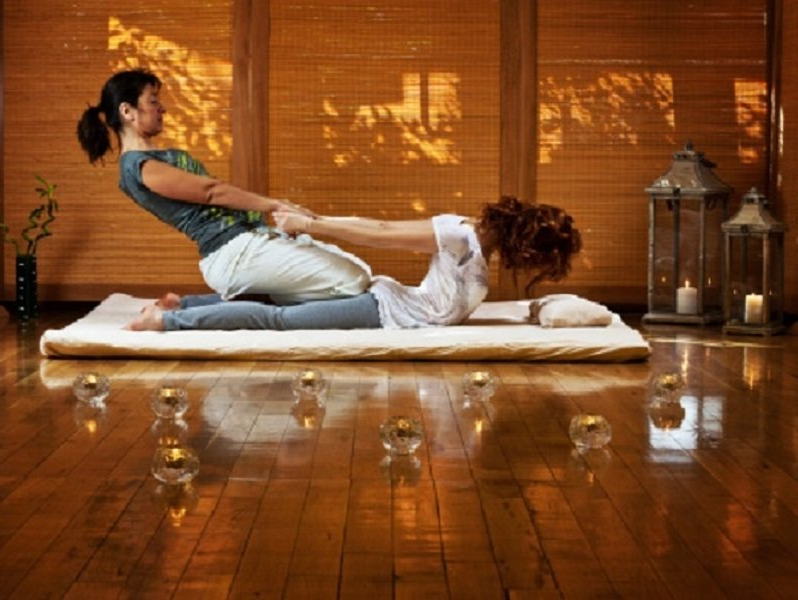 Traditionelle Thai-Massage ist eine Ganzkörper Massage, sie besteht aus passiven Gelenkmobilisationen und Druckpunktmassagen. Es kommen leichte Dehnungs und Streckübungen zum Einsatz, welche die Durchblutung der Haut, des Bindegewebes und der Muskulatur fördern.