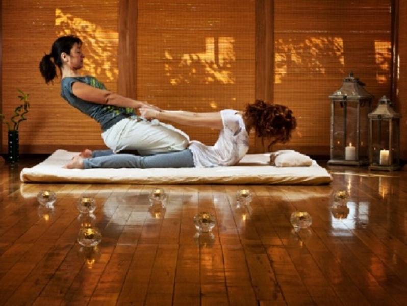 Traditionelle Thailändische Massage Traditionelle Thai-Massage ist eine Ganzkörper Massage, sie besteht aus passiven Gelenkmobilisationen und Druckpunktmassagen. Es kommen leichte Dehnungs und Streckübungen zum Einsatz, welche die Durchblutung der Haut, des Bindegewebes und der Muskulatur fördern.