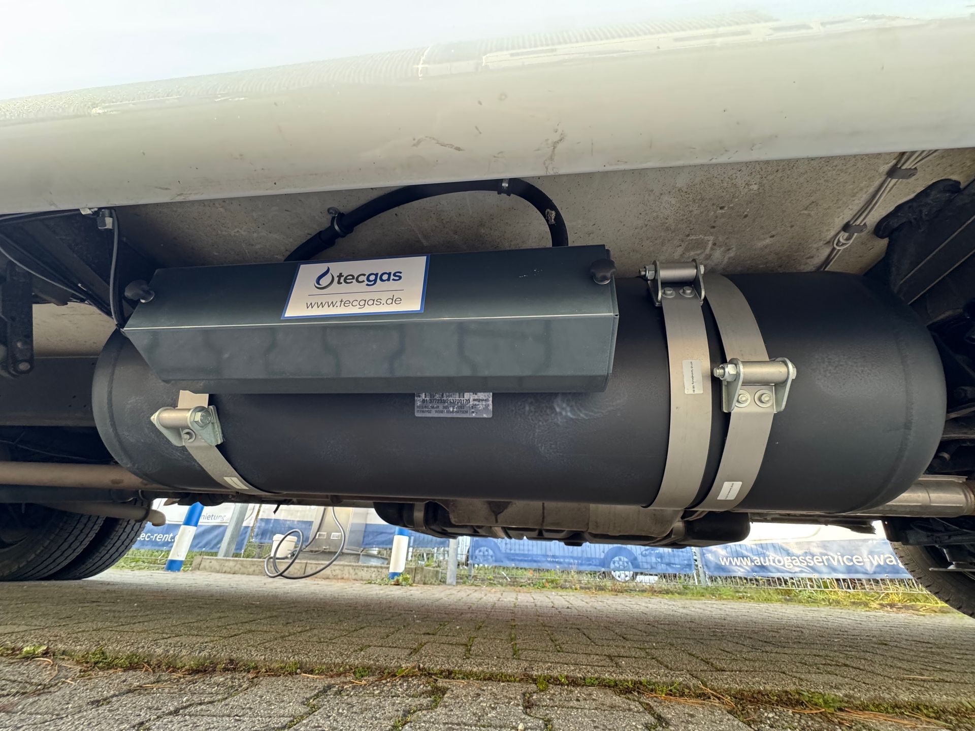 Brenngastank mit Armaturenkasten