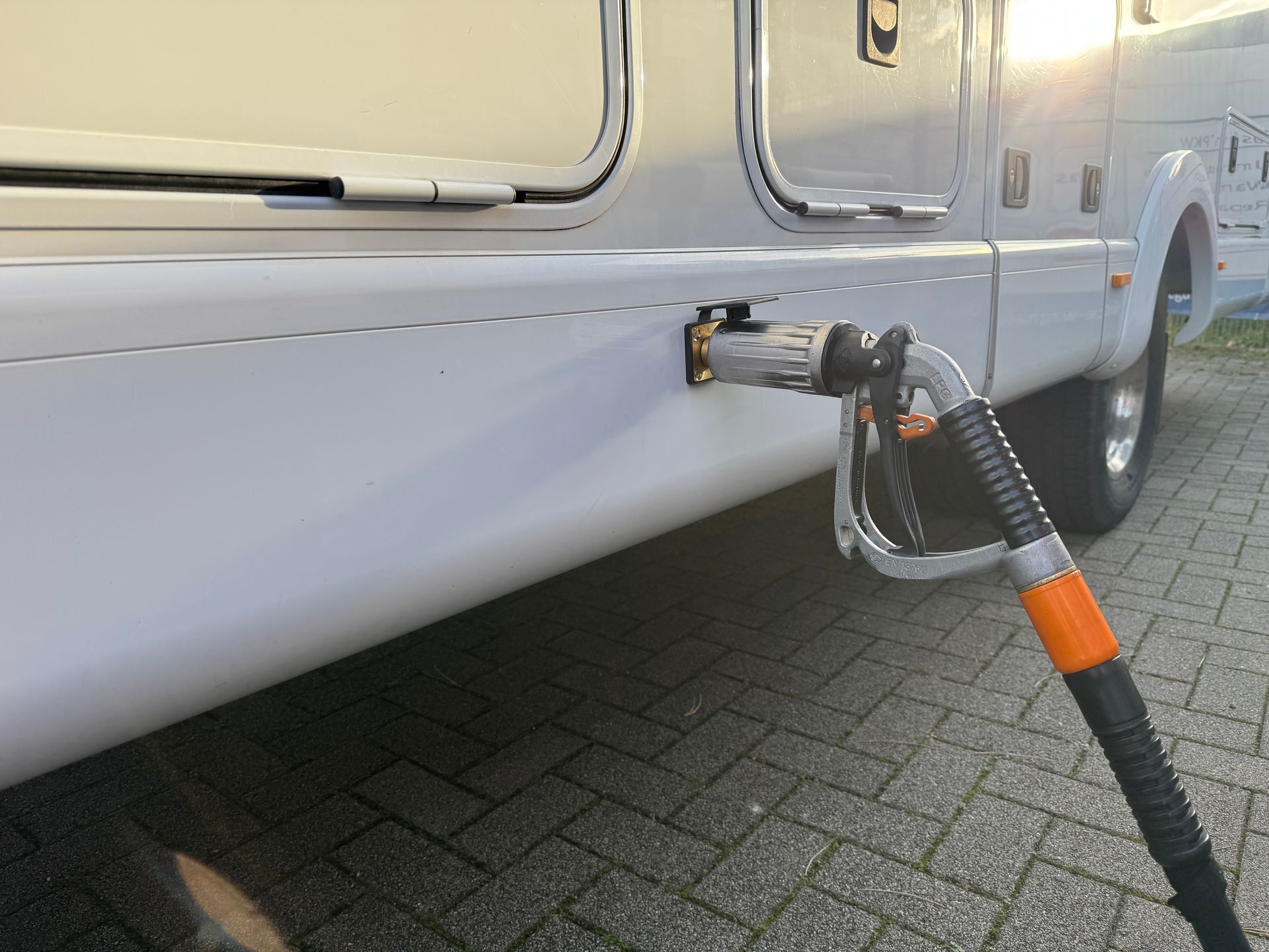 Brenngastank mit Armaturenkasten