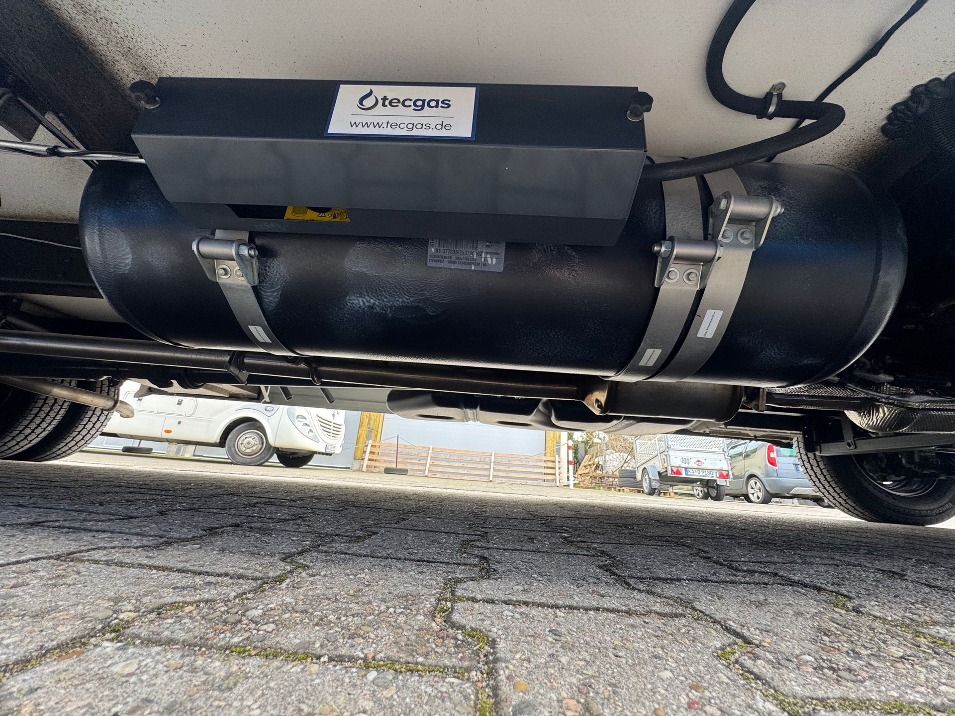 Gastank mit Ventilen und Truma Druckminderer