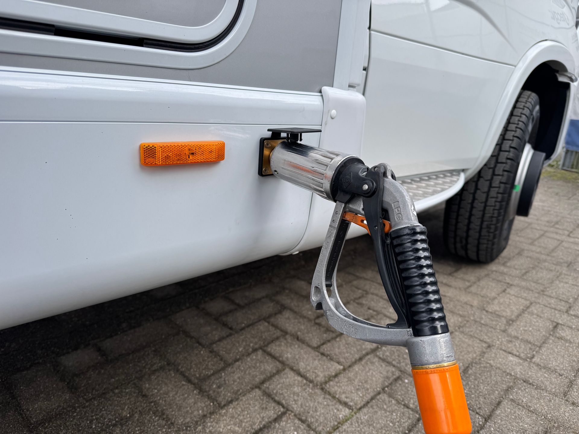 Brenngastank mit Armaturenkasten