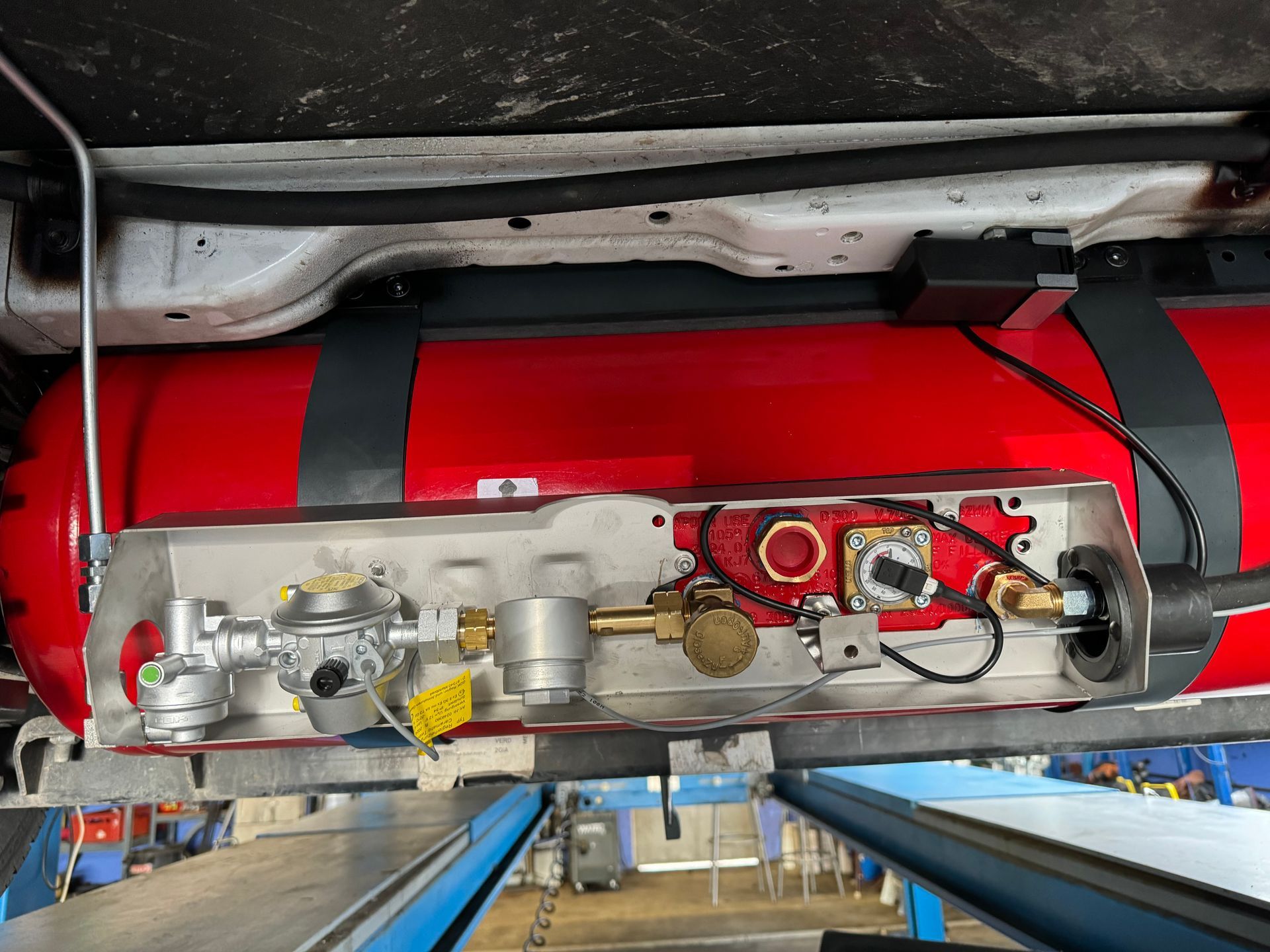 Brenngastank mit Ventilen und GOK Druckminderer.