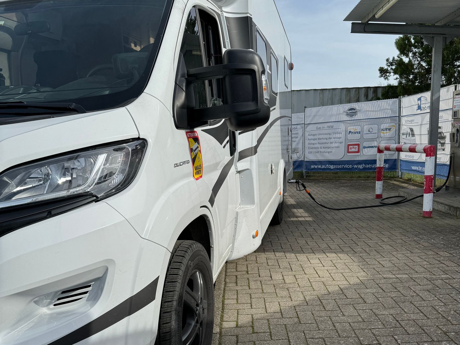 Wohnmobil beim Tanken des Gastankes an einer LPG Tankstelle