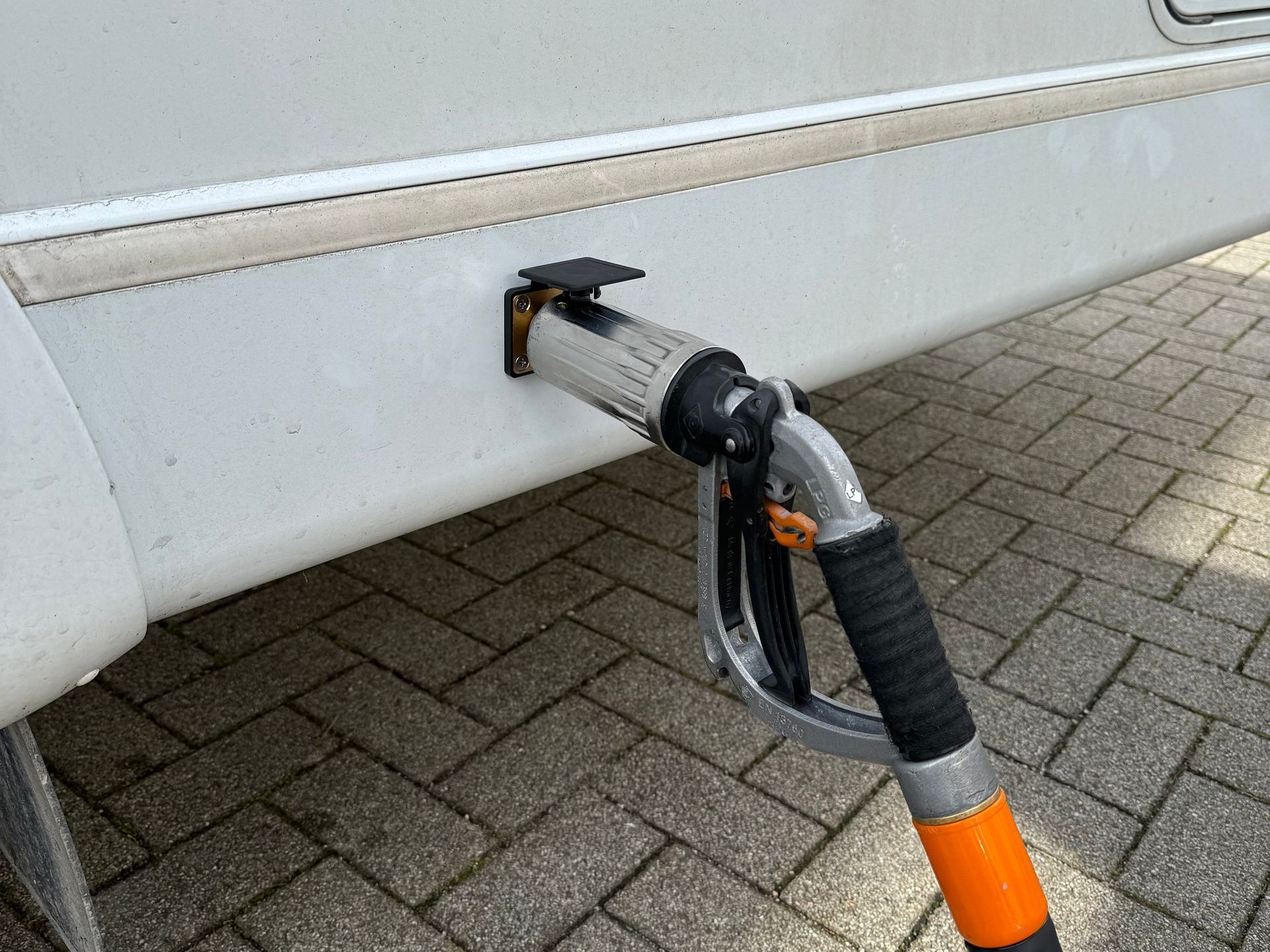 Einfaches Betanken des Gastankes an LPG Tankstellen