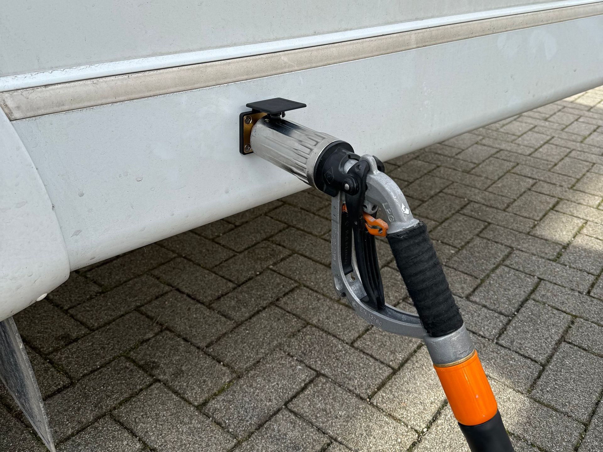 Einfaches Betanken des Gastankes mit einer Zapfpistole an LPG Tankstellen