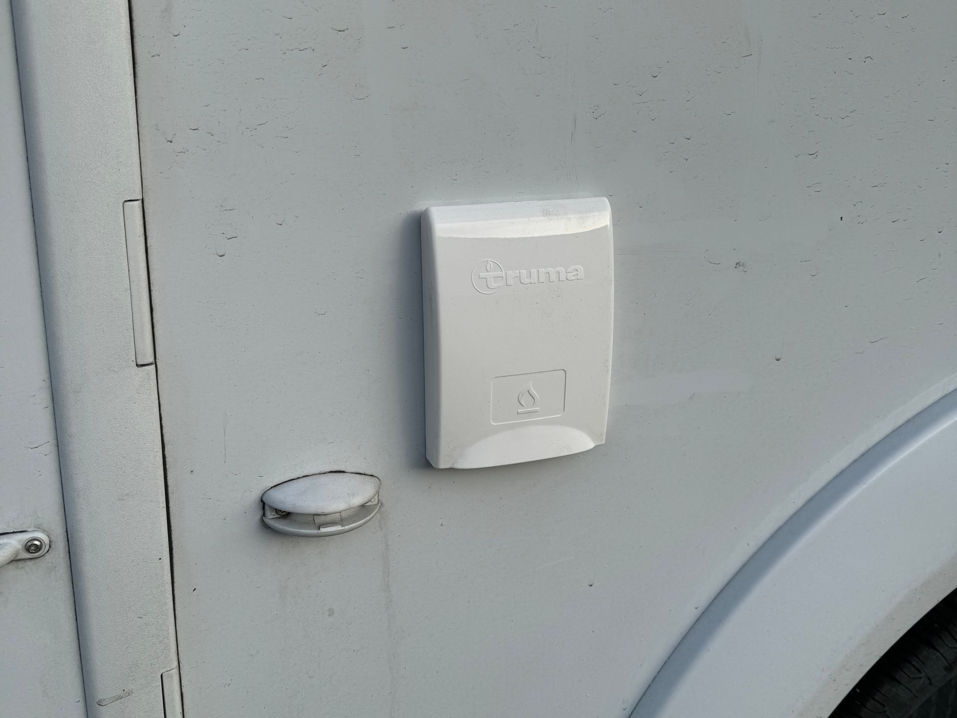 Truma Gasentnahmedose geschlossen im Wohnmobil verbaut.