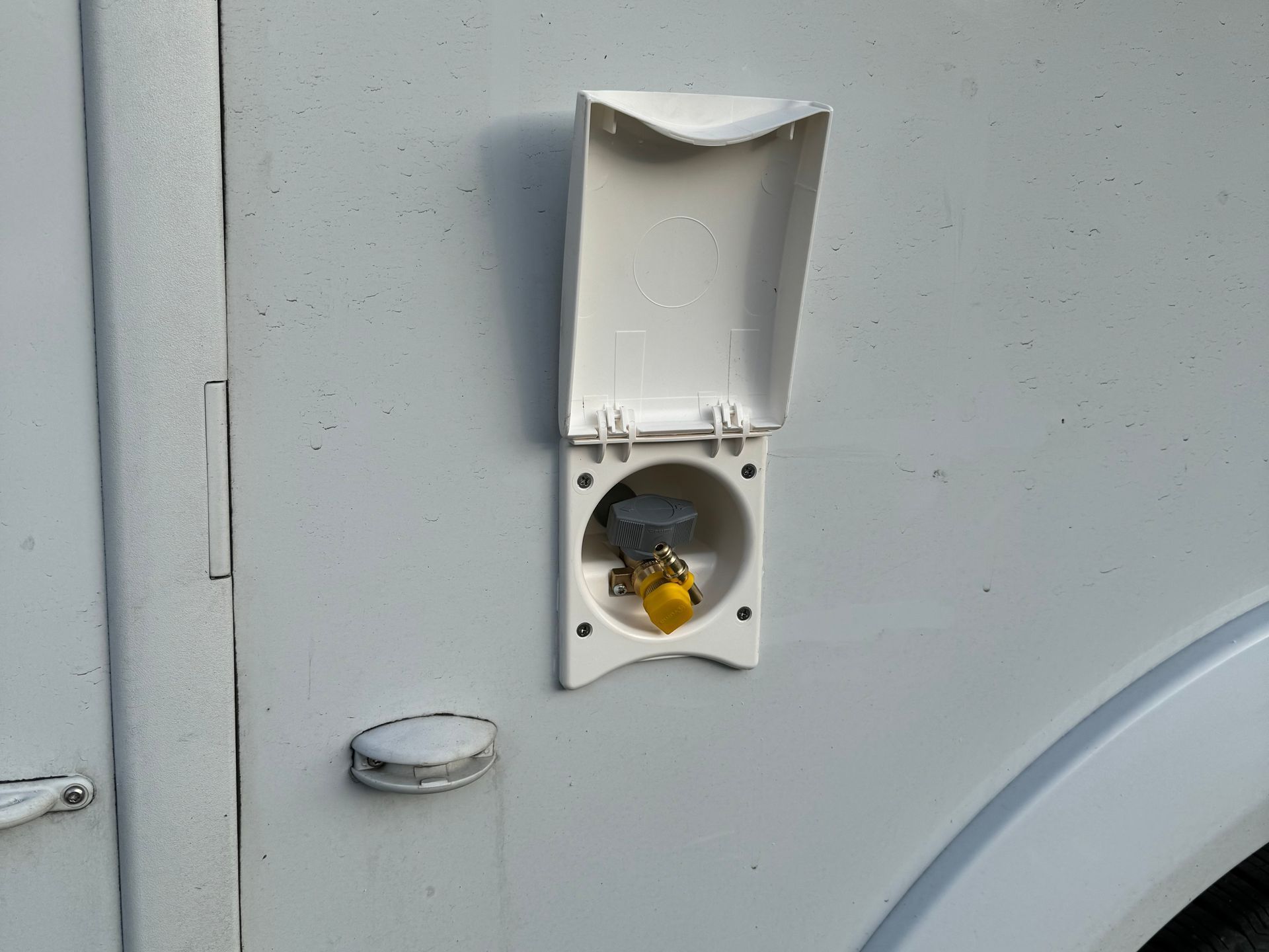 Truma Gasentnahmedose geschlossen im Wohnmobil verbaut.