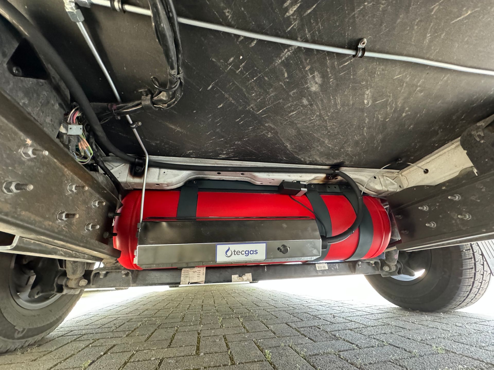 Brenngastank mit abschließbaren Edelstahl Gasarmaturenkasten