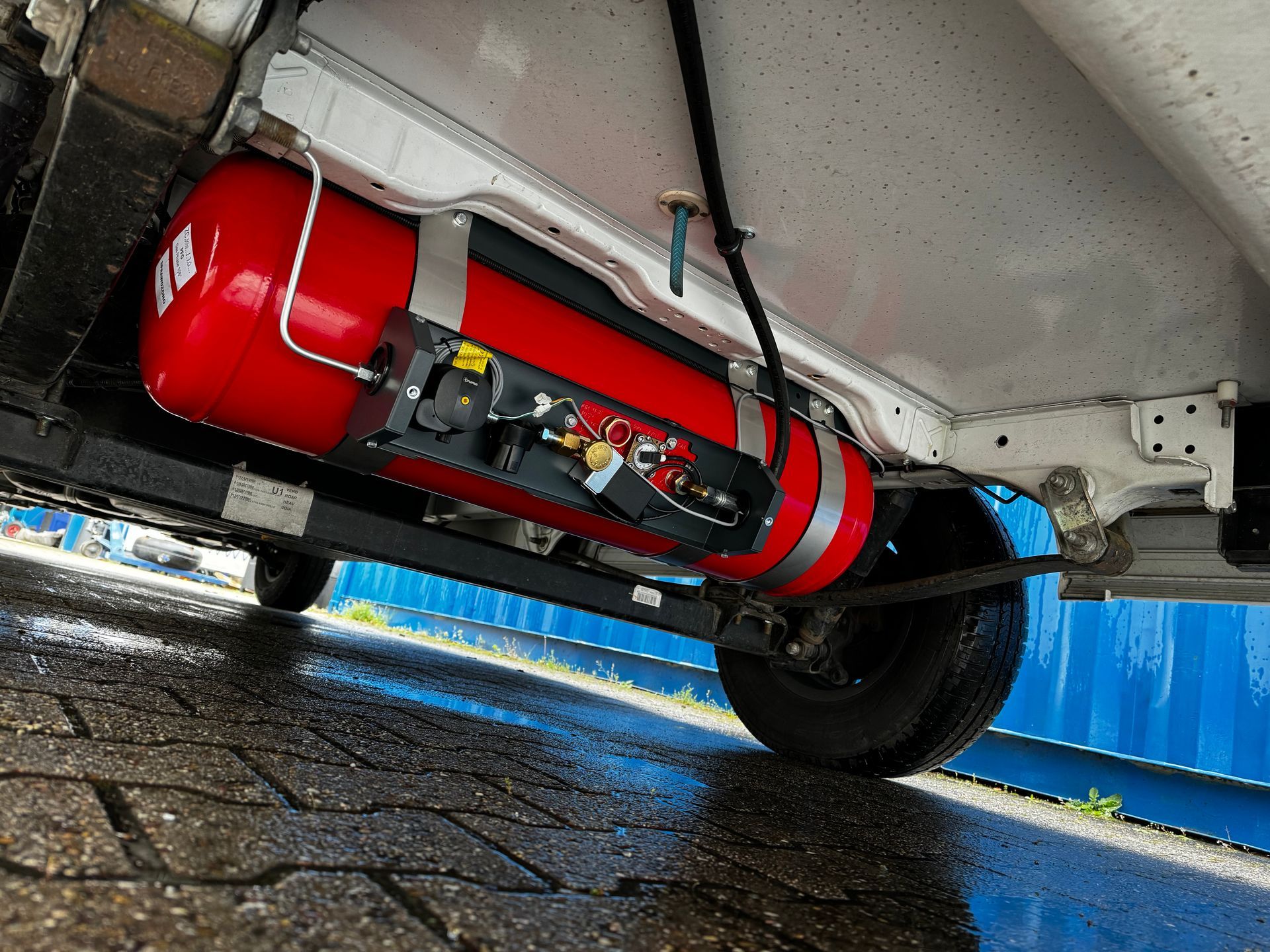 Gastank mit Ventilen und Truma Druckminderer