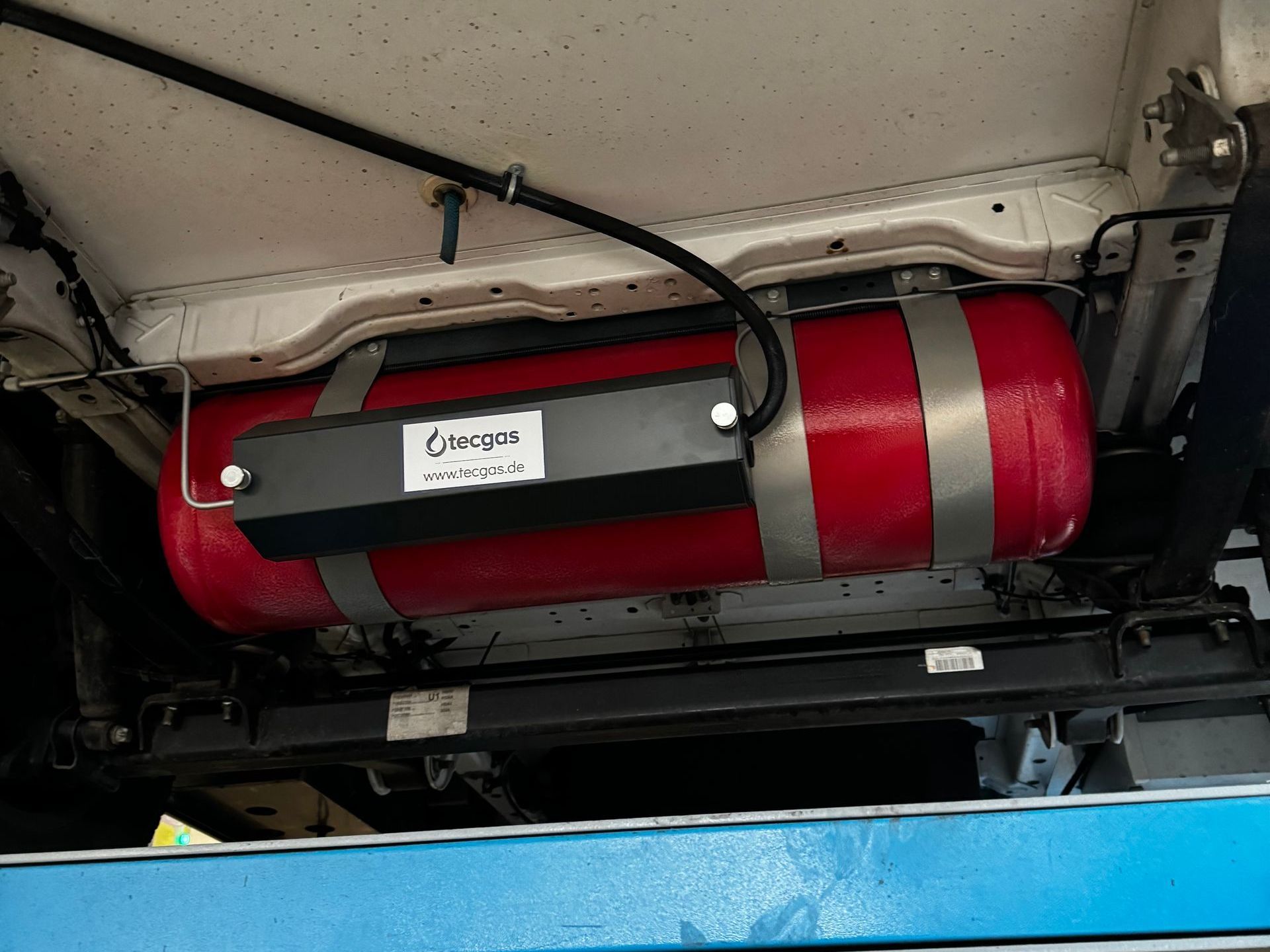 Brenngastank mit Armaturenkasten