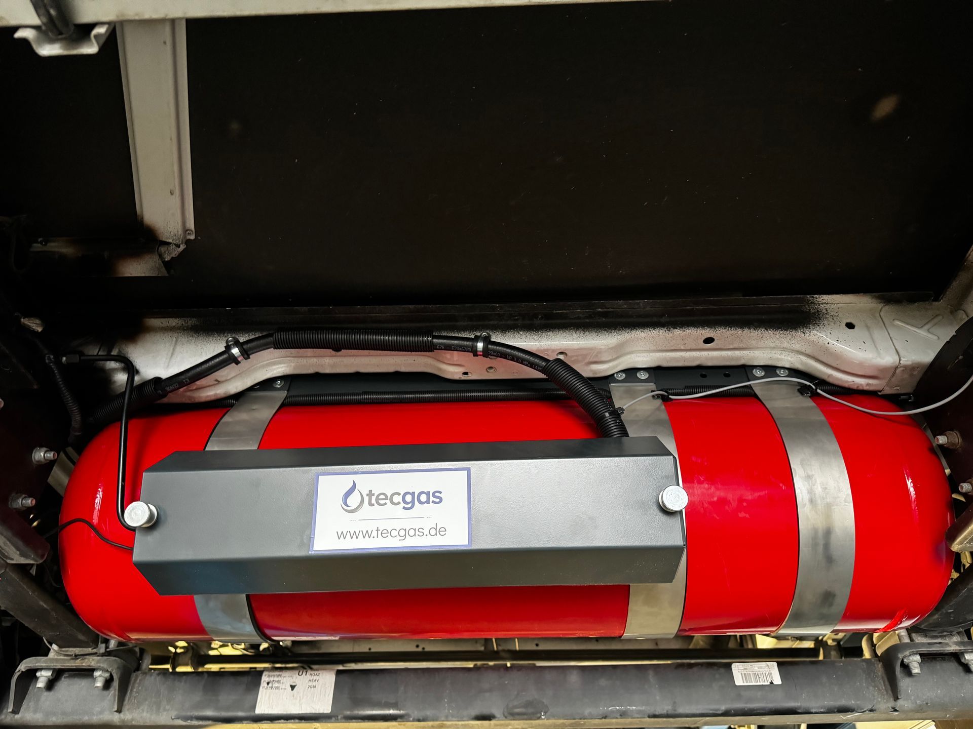 Brenngastank mit Armaturenkasten