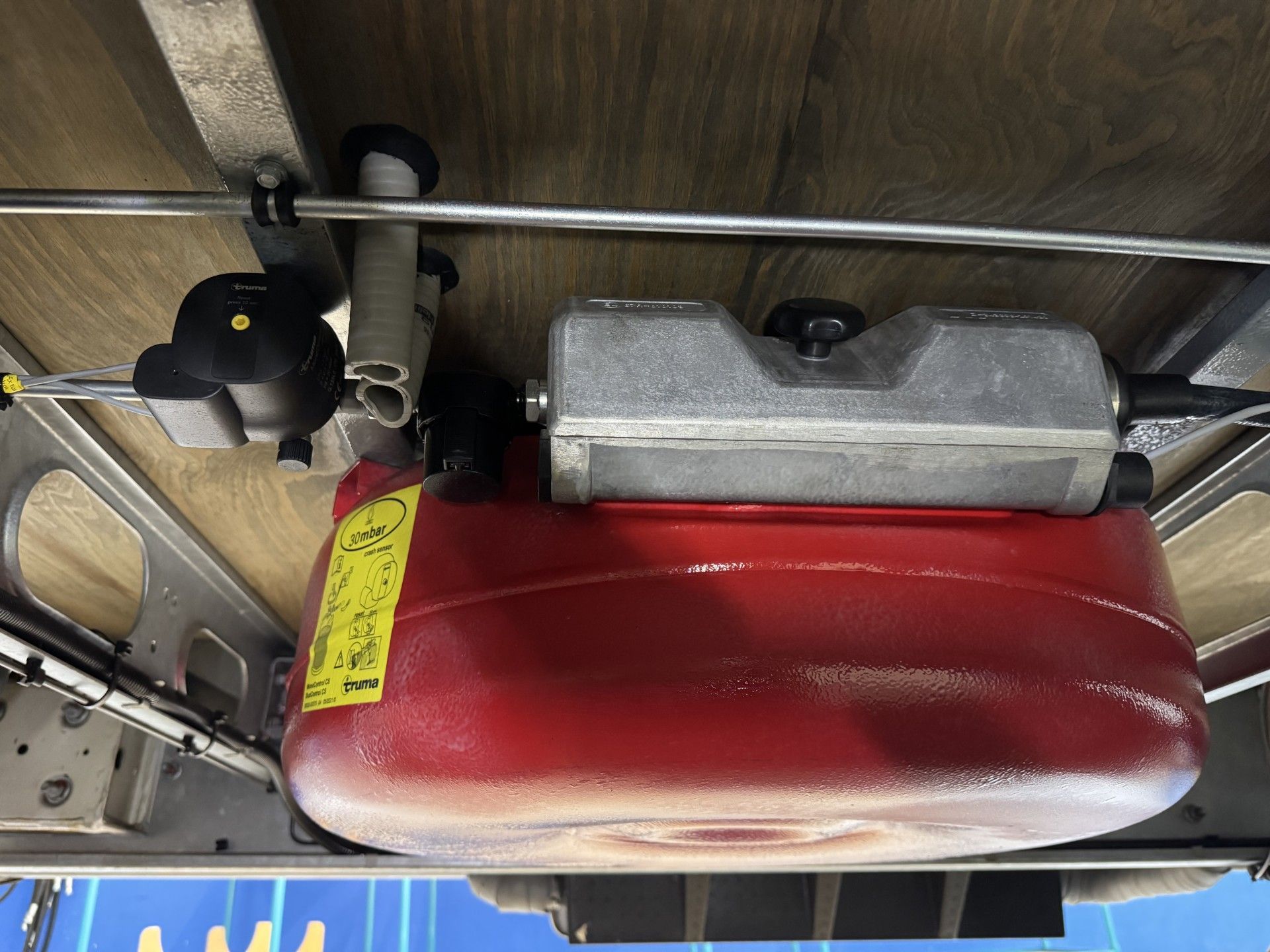 Brenngastank mit Armaturenkasten