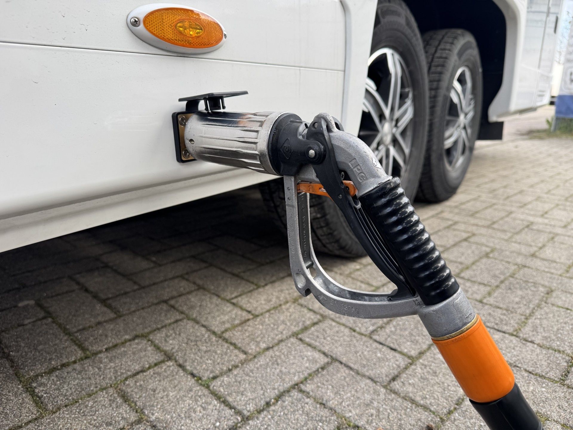 Brenngastank mit Armaturenkasten