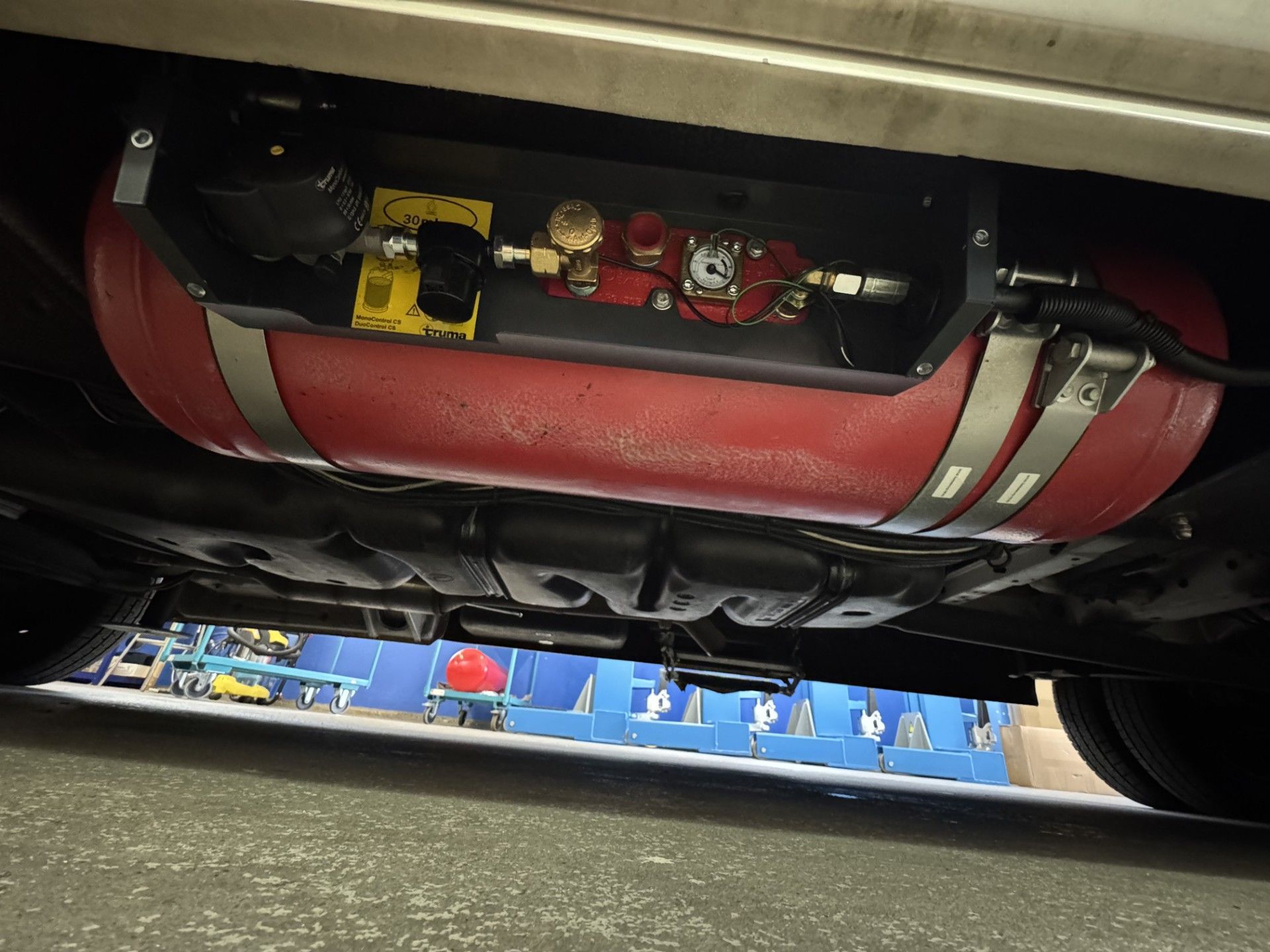 Gastank mit Ventilen und Truma Druckminderer