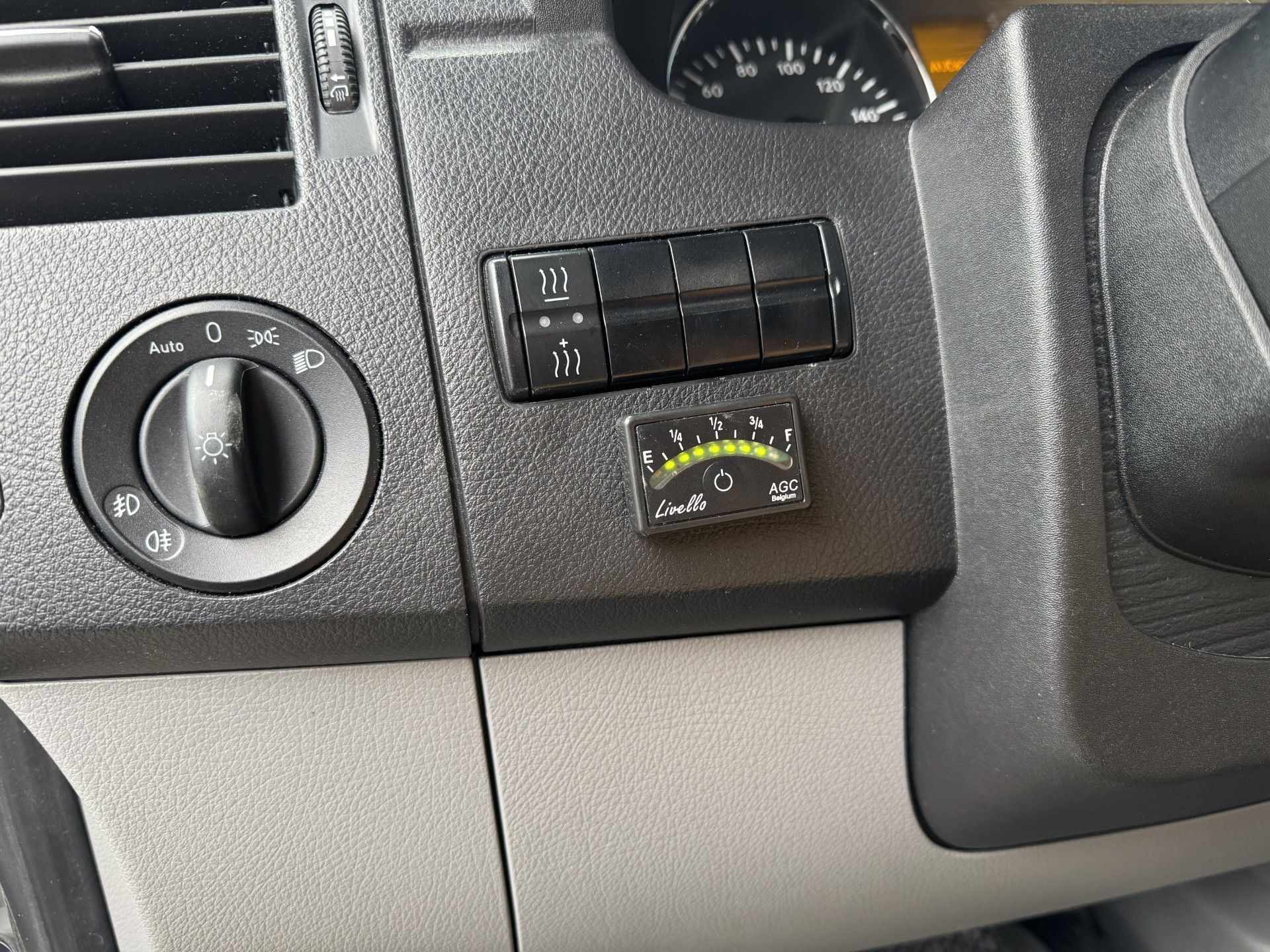 Gastank mit Ventilen und Truma Druckminderer