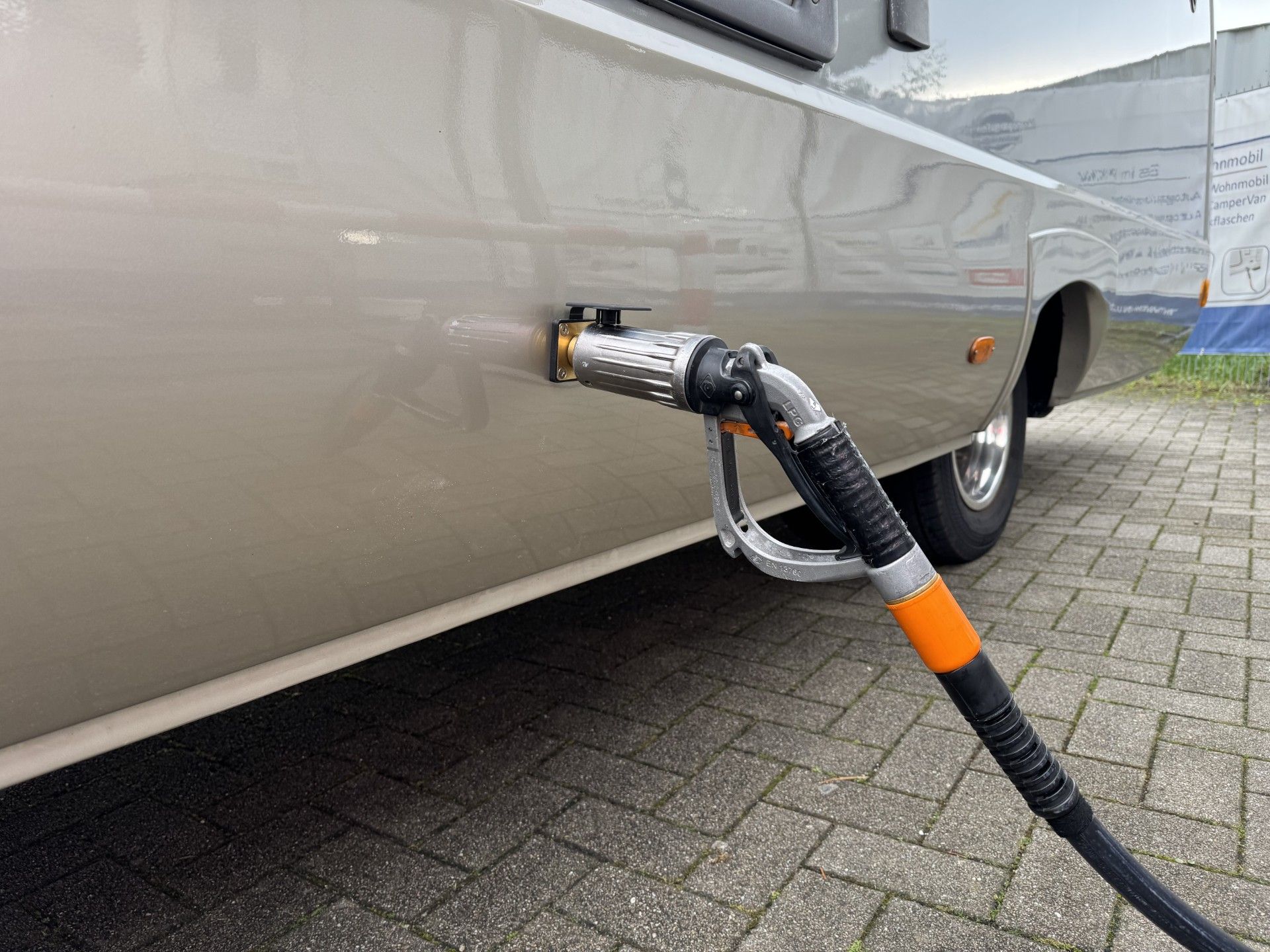 Brenngastank mit Armaturenkasten