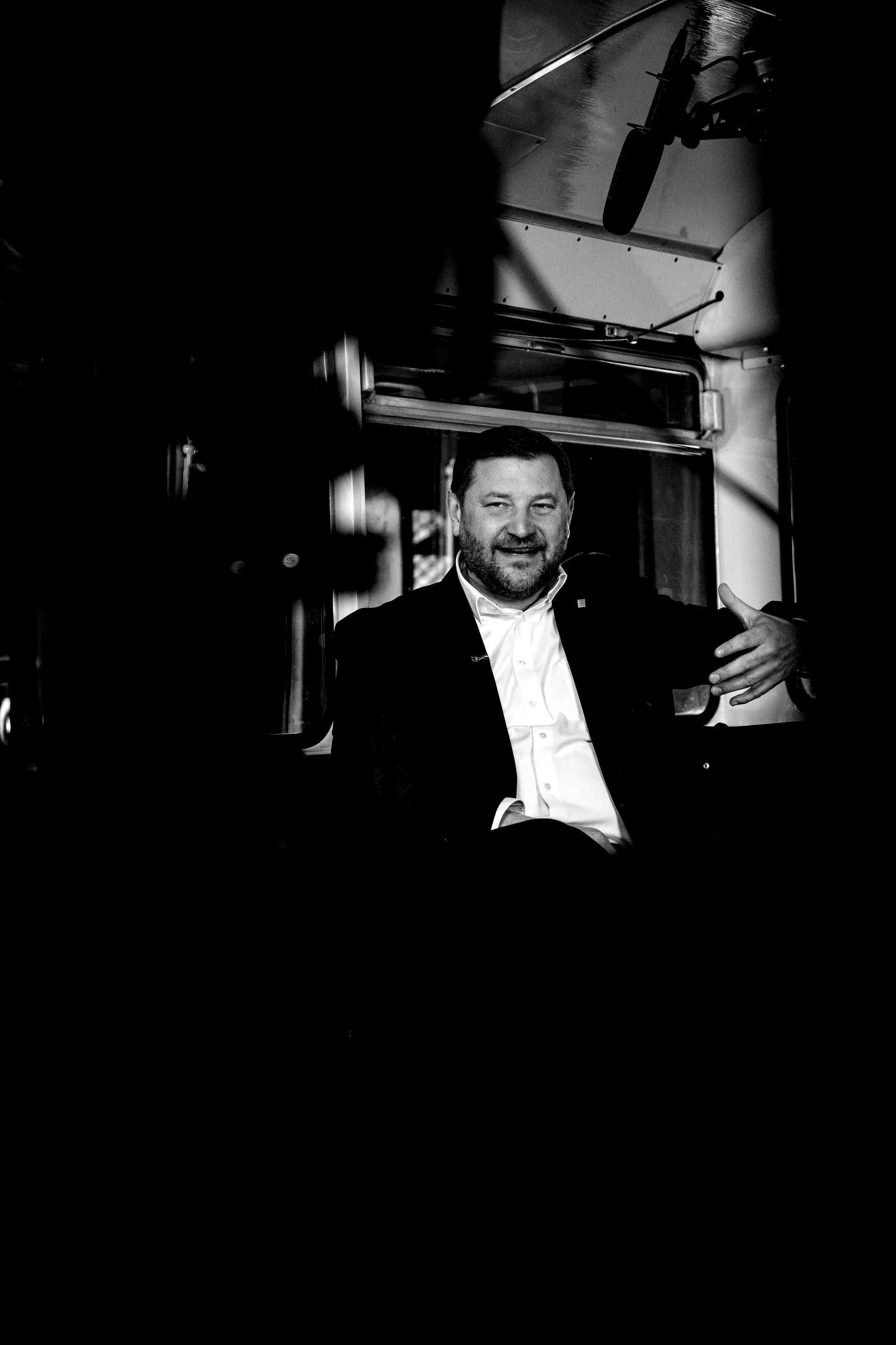 OB Tim Kurzbach gibt ein Interview in einem alten Obus