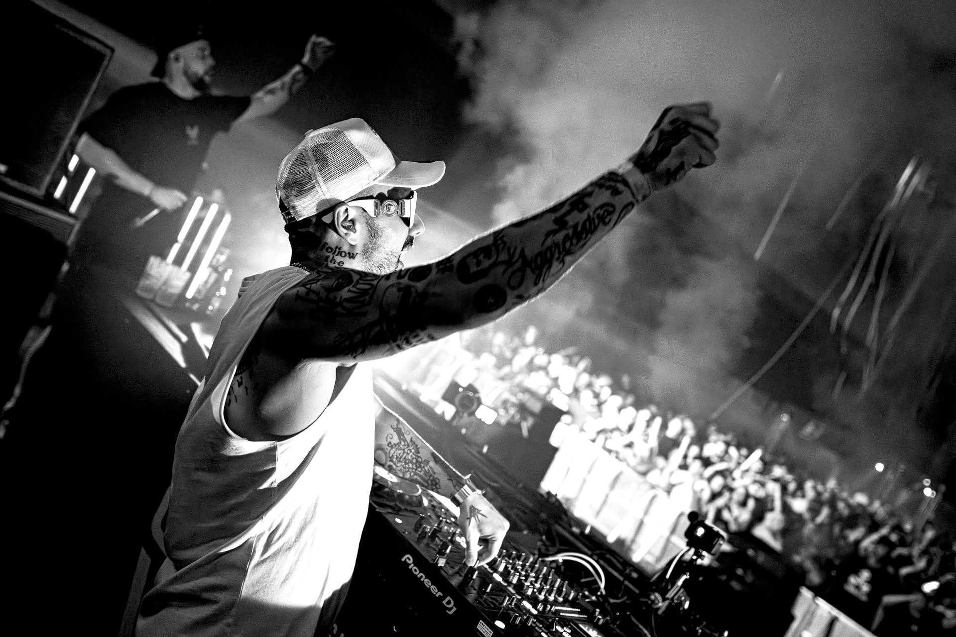 DJ Rooler legt beim Great Love World festival auf und hält die Faust hoch