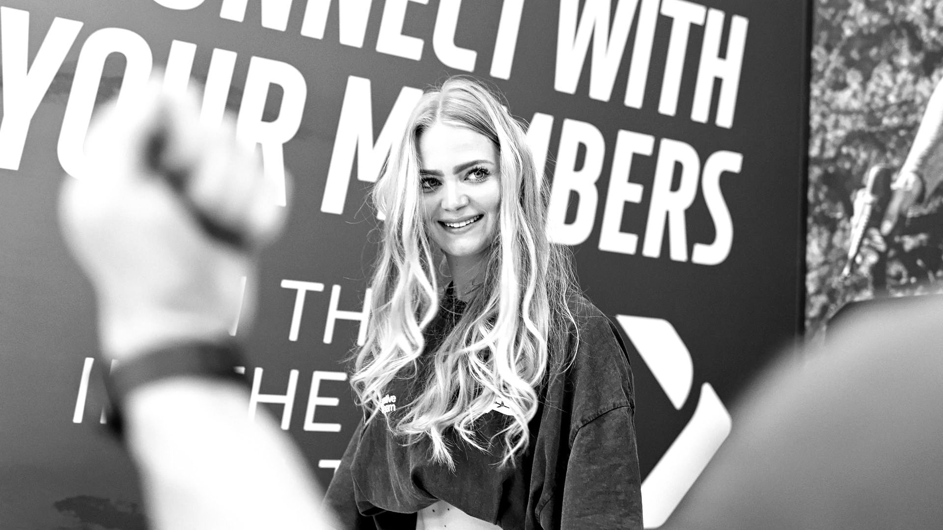 Sportlerin schaut auf einer Messe den Trainer an