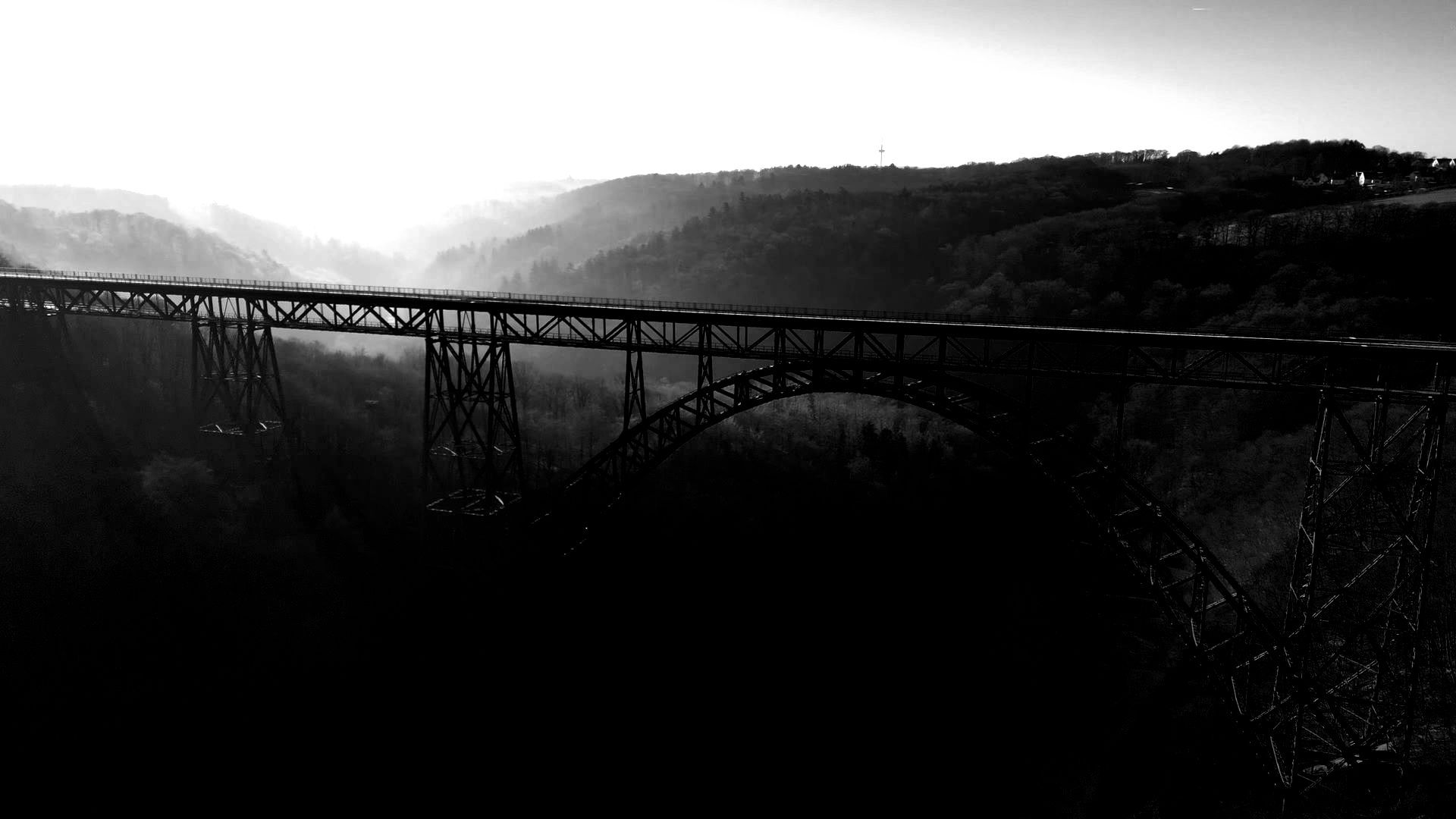 Müngstener Brücke aus der Luft über der Wupper