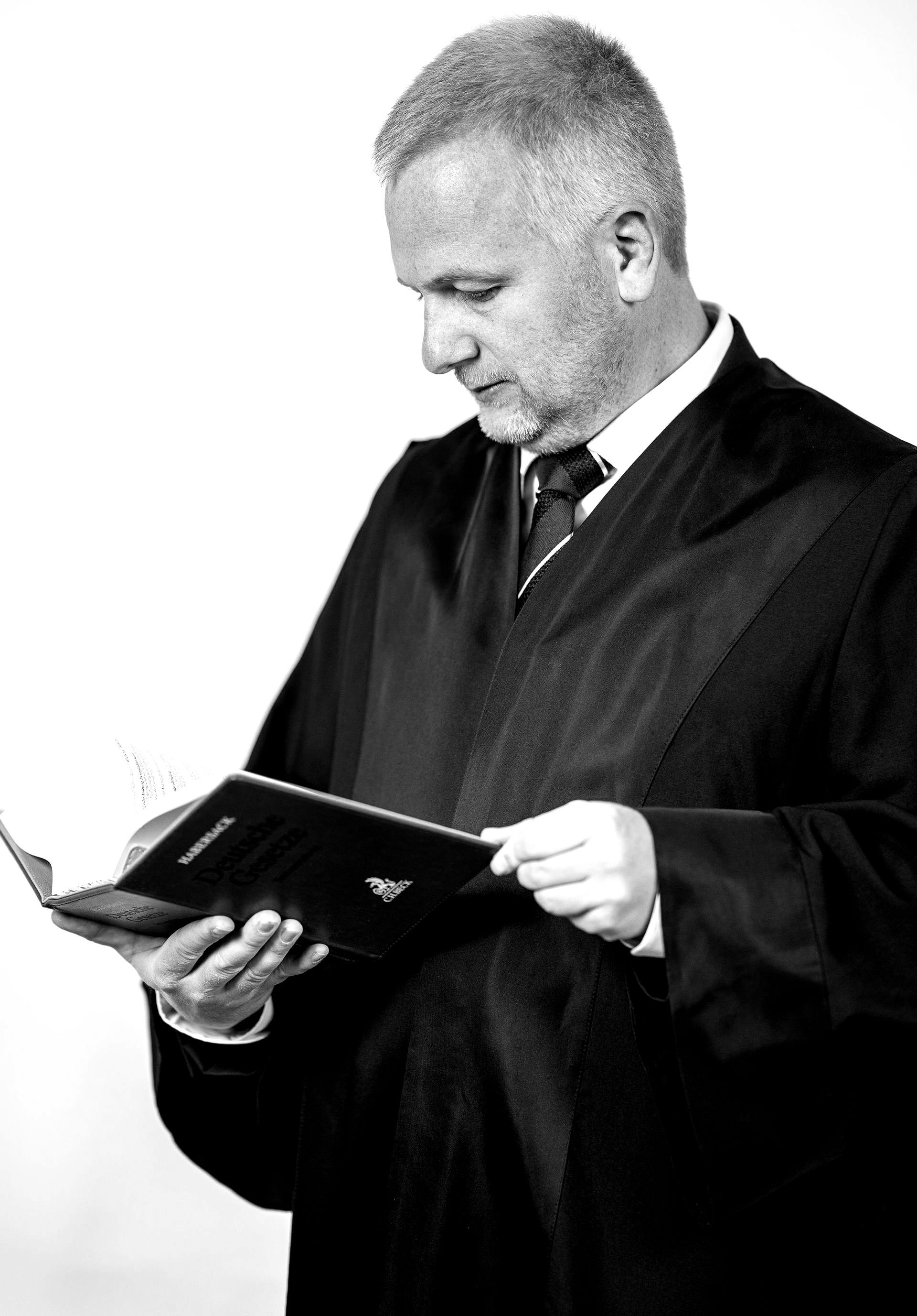 Rechtsanwalt Simon Rampp schaut ins BGB