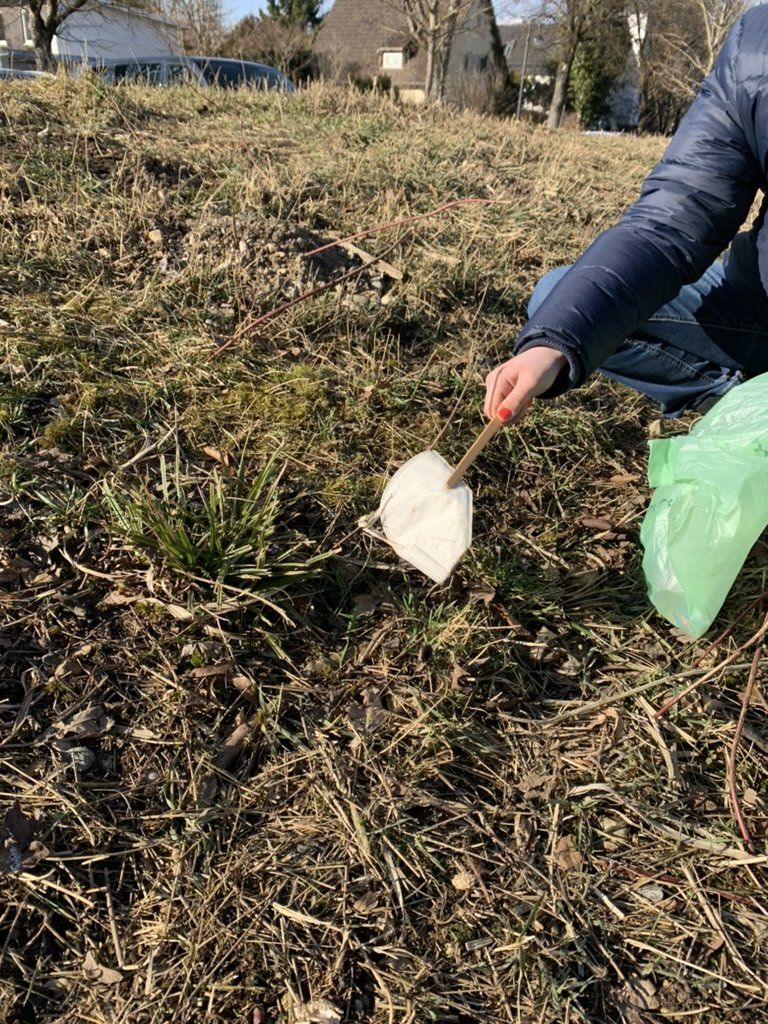 FFP2 Maske raus aus der Wiese