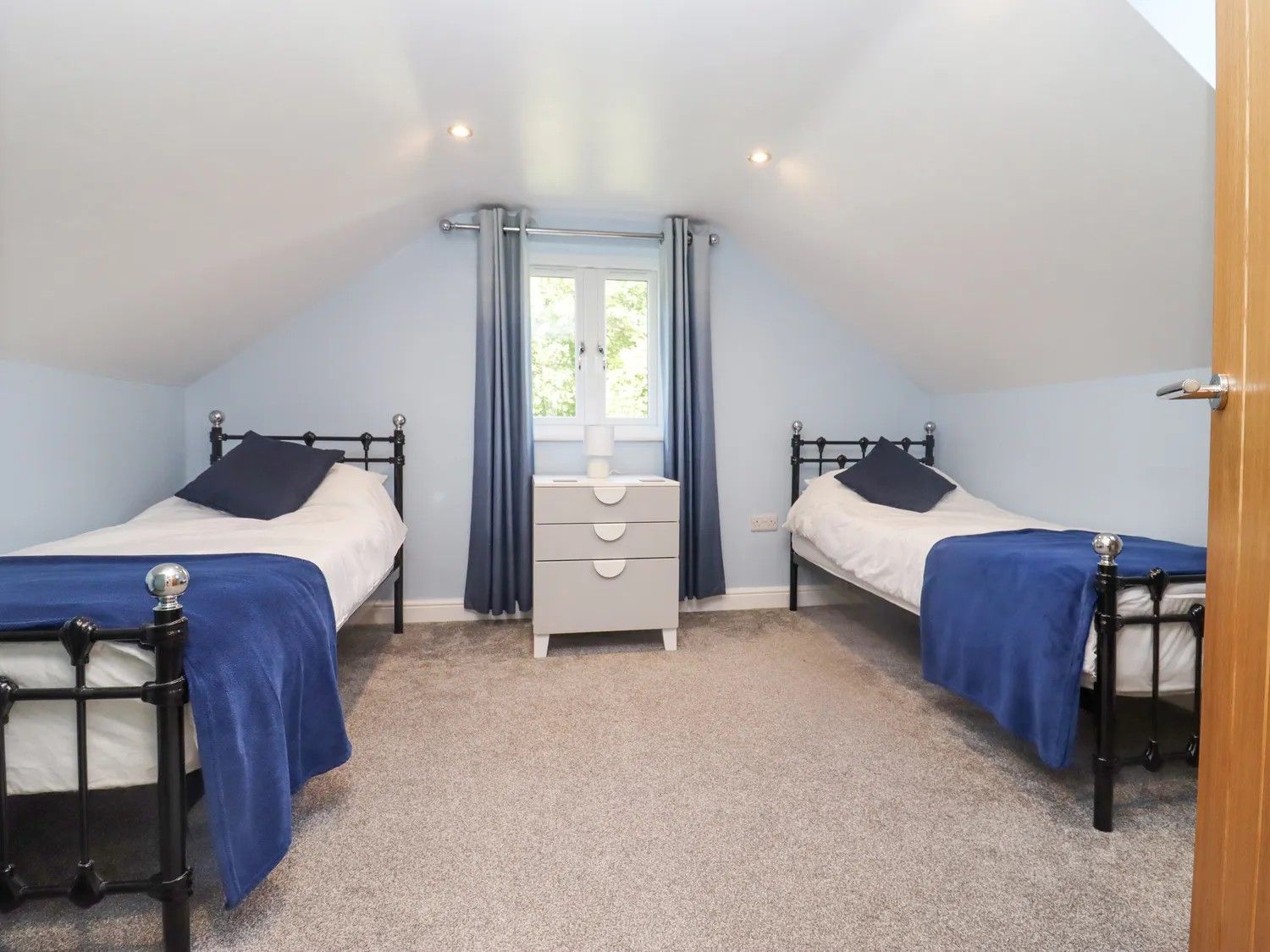 Robins Rest is our large holiday home offering spacious and comfortable living for up to 8 people across four bedrooms plus an infant and a dog. Contact 01989 720672 for more details.