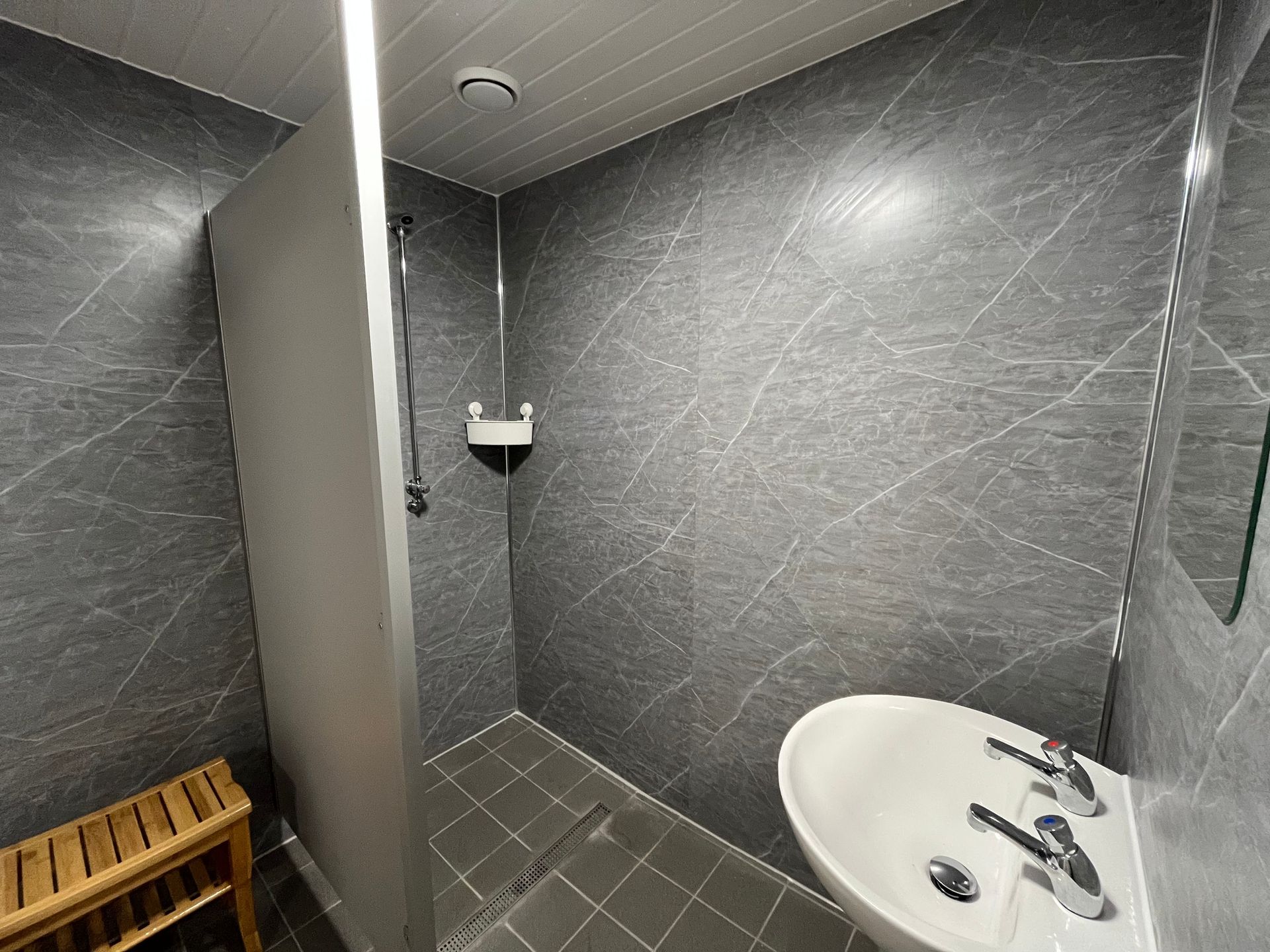 Our very highly rated shower/wash individual wash rooms. Call : 01989 720672 or 07568 940408, email: info@haywoodfarm.co.uk