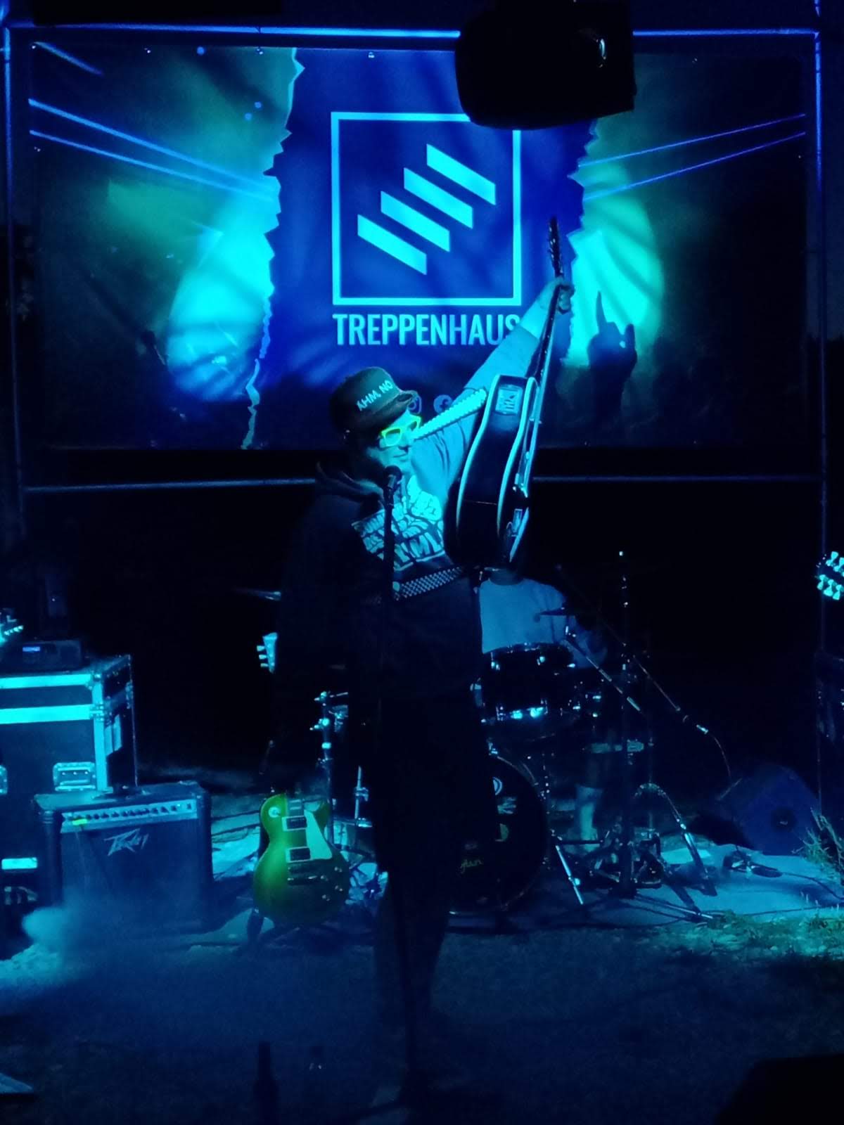 Alexander Kaiser beim Auftritt mit der Band Treppenhaus