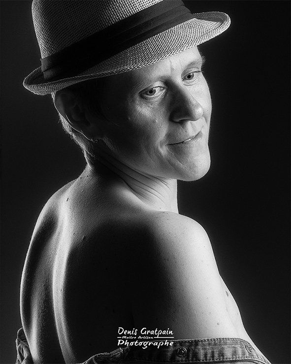 femme en noir et blanc avec un chapeau