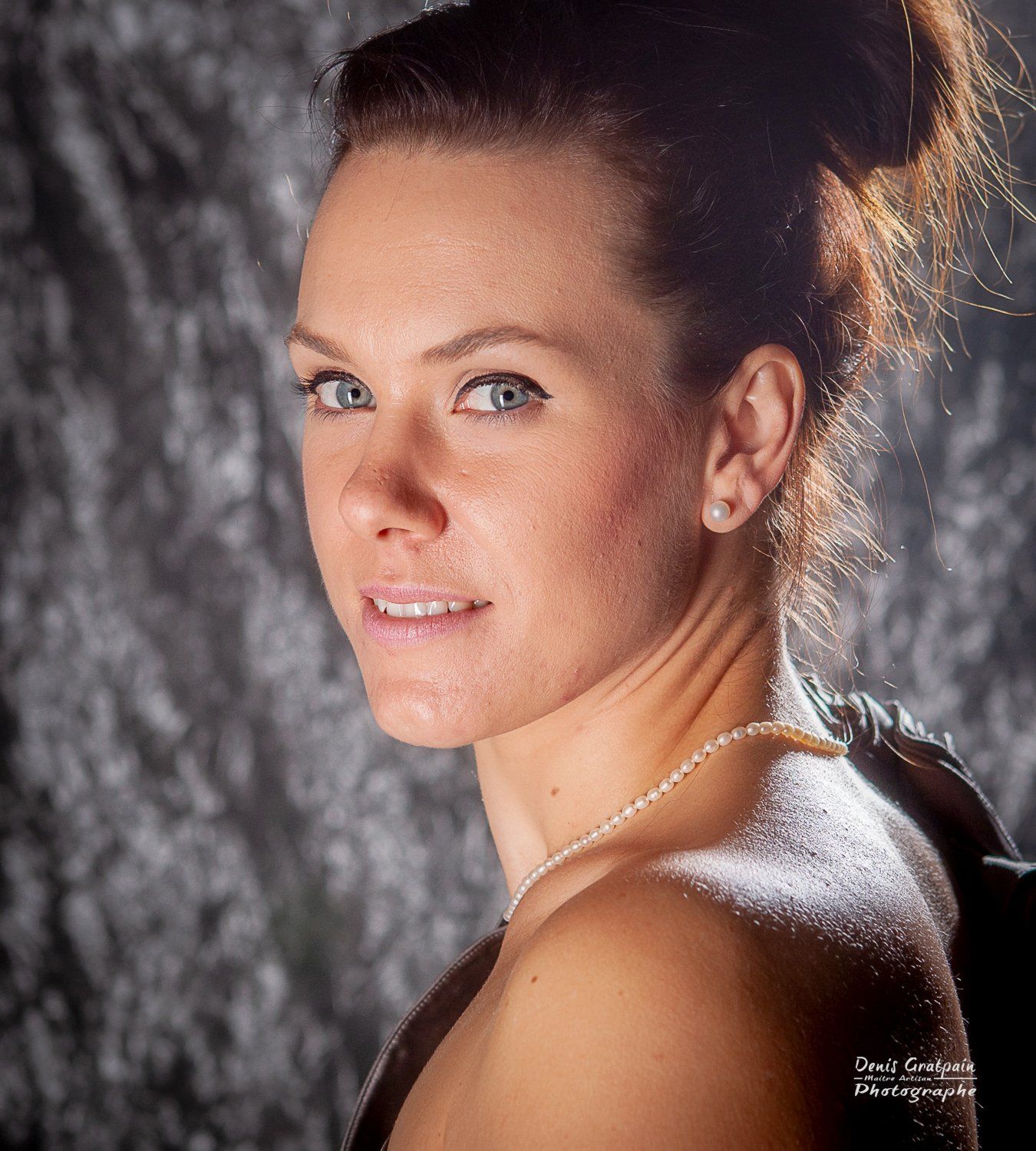 Photo d'un modèle avec un éclairage dans le dos