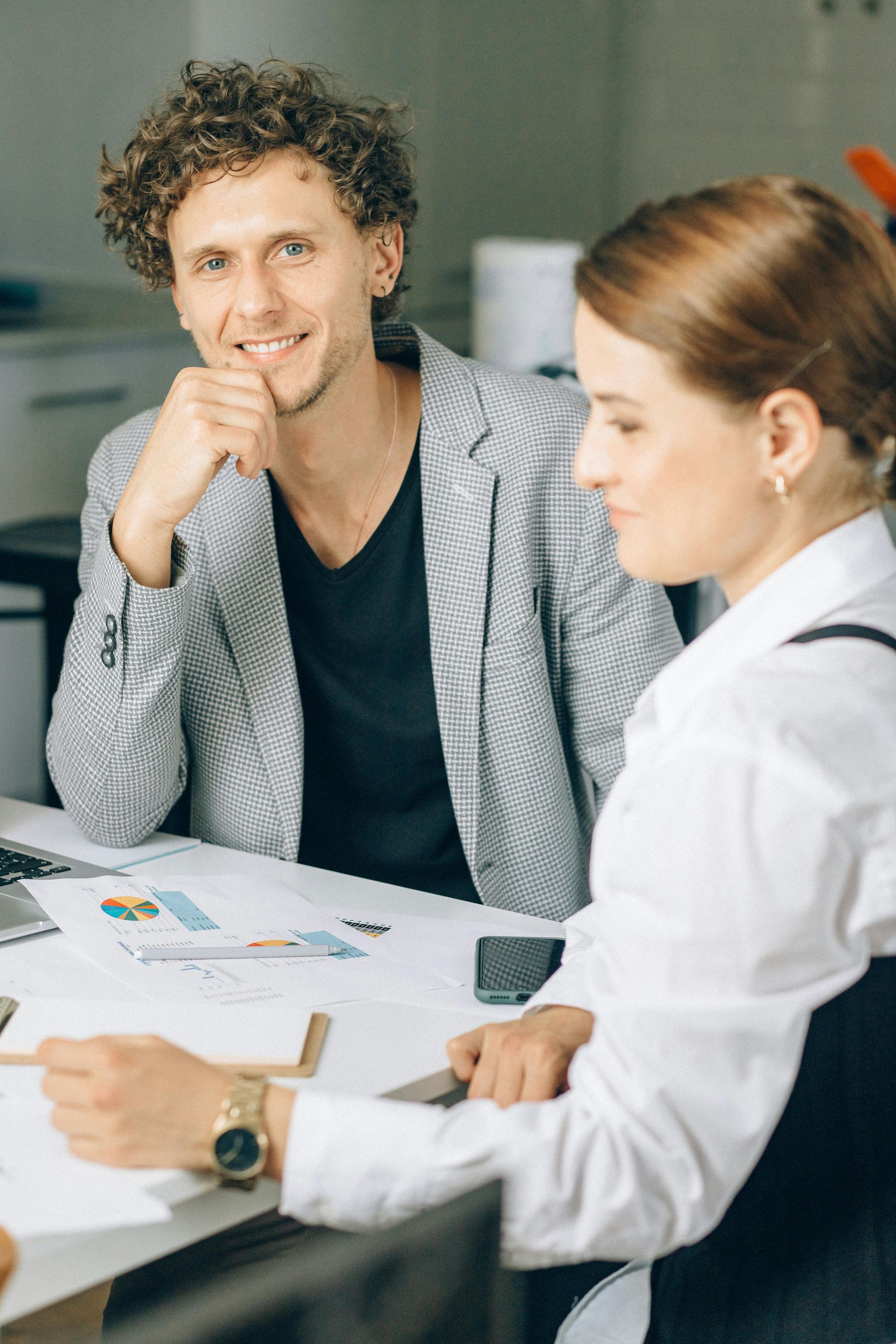 Teambesprechung im lockeren Businessoutfit