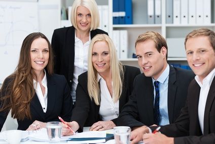 Drei Damen und zwei Herren im Businessoutfit