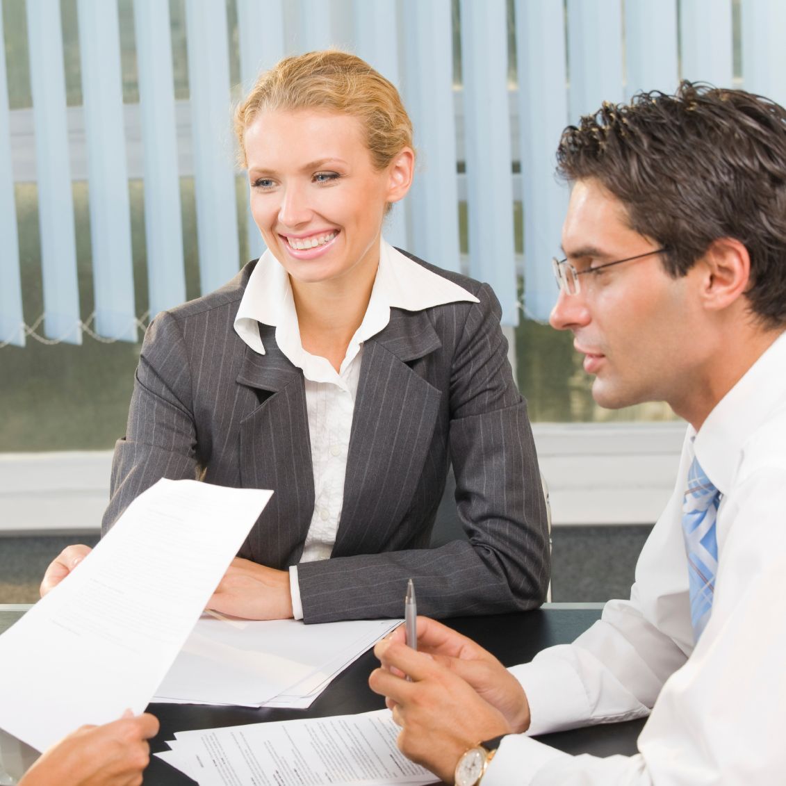 Teambesprechung im lockeren Businessoutfit