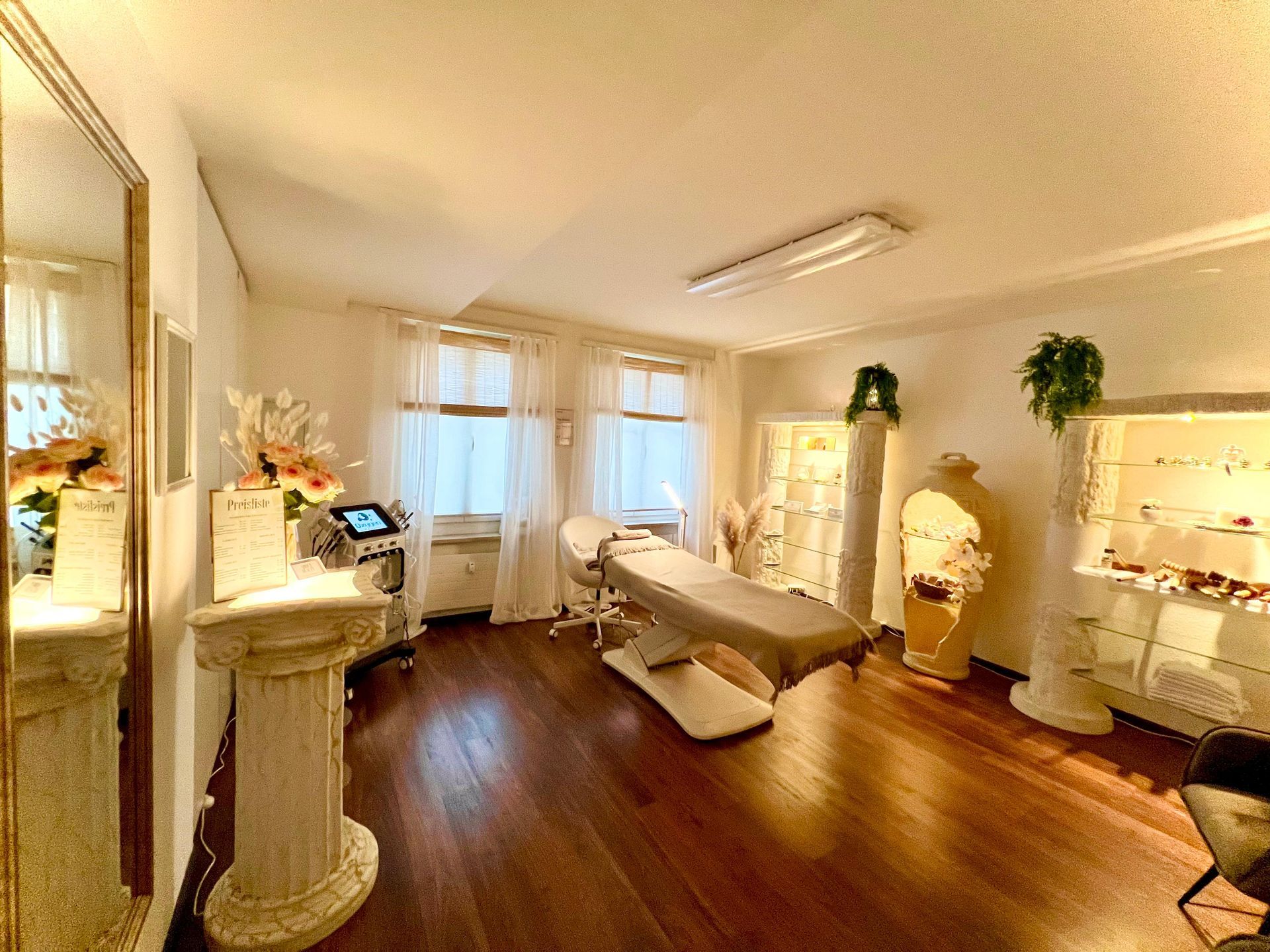 Kosmetikstudio Basel – Behandlungsraum mit Beauty-Liege