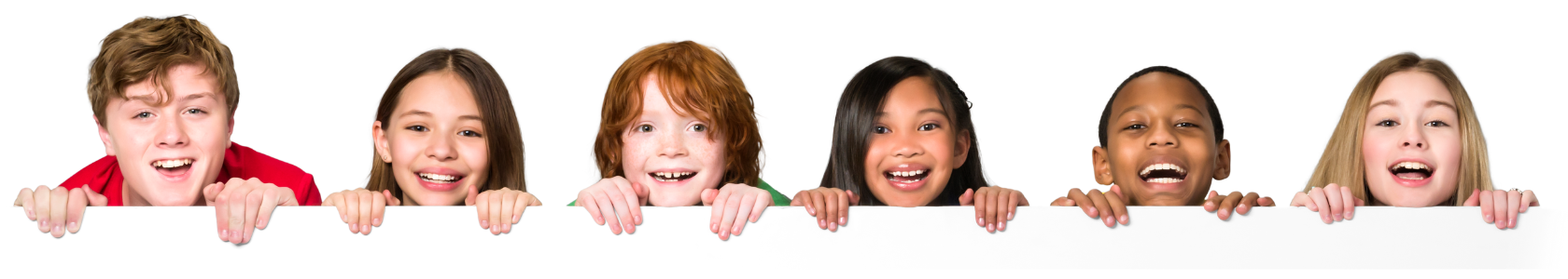 Kinder die über eine Mauer schauen und lachen