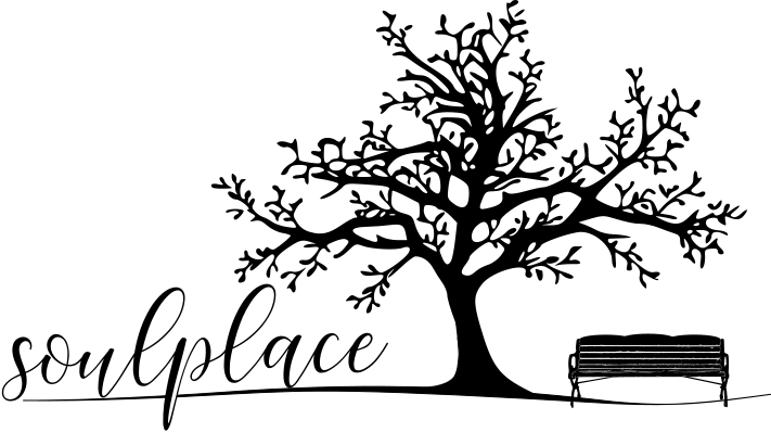 Logo von Soulplace zeigt den Namen einen Baum und eine darunter stehende Bank