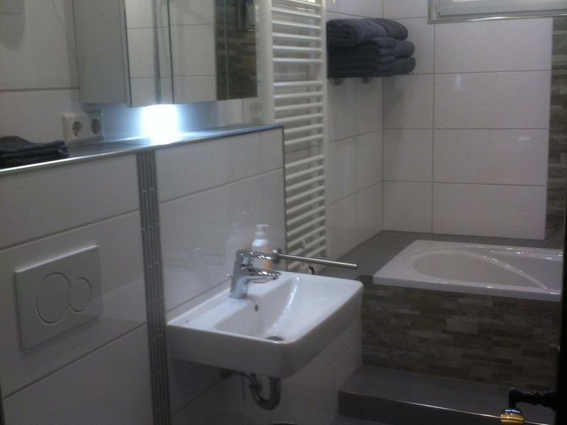 Wintergarten, Holz, Gästesofa, Ledercouch, Schwingsessel, Kaffee-Vollautomat, Aussicht, Garten