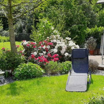 Wintergarten, Holz, Gästesofa, Ledercouch, Schwingsessel, Kaffee-Vollautomat, Aussicht, Garten