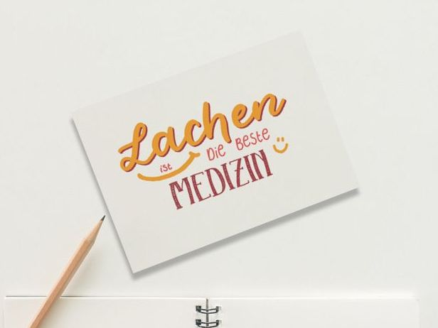 Postkarte Lachen beste Medizin Spruch Handlettering
